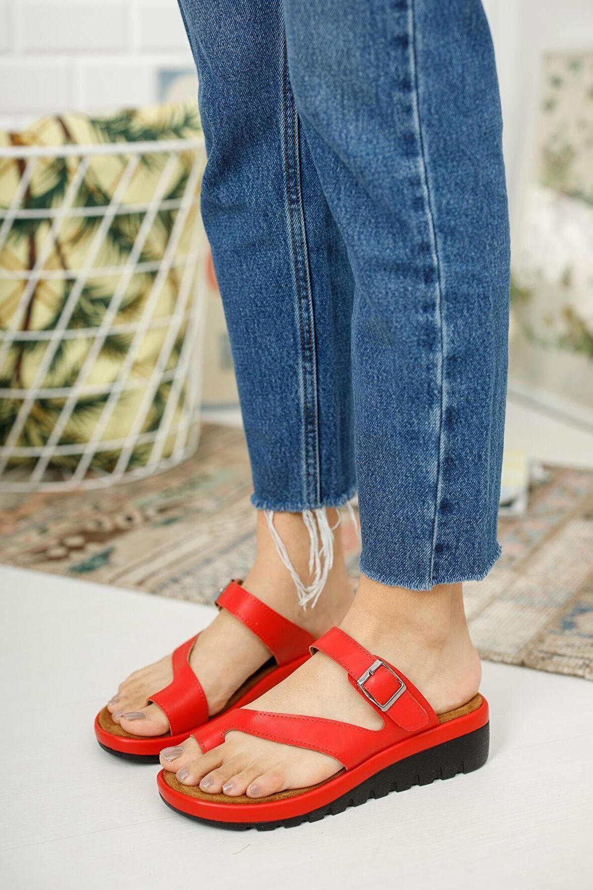 Vanessa Parmak Arası Tokalı Comfort Terlik