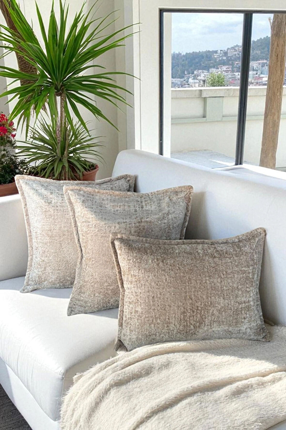 İthal Kadife Dekoratif 3'lü Kırlent Kılıfı Seti – Yumuşak Dokulu Dekoratif Yastık ve Ev Aksesuarı