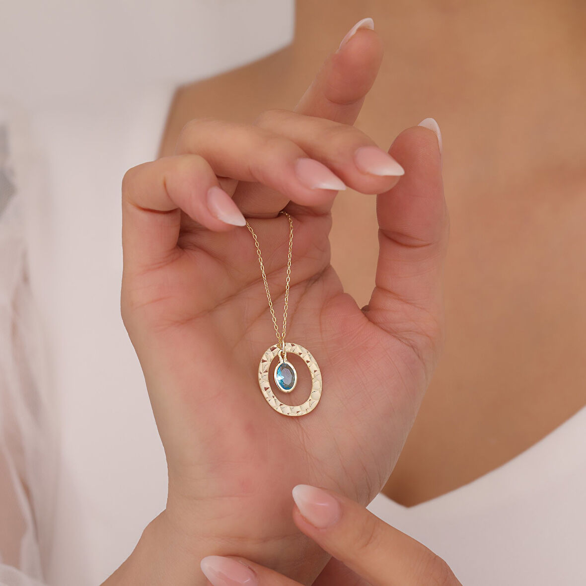 925 Ayar Gümüş Mavi Oval Taşlı Dokulu Oval Çerçeve Kolye