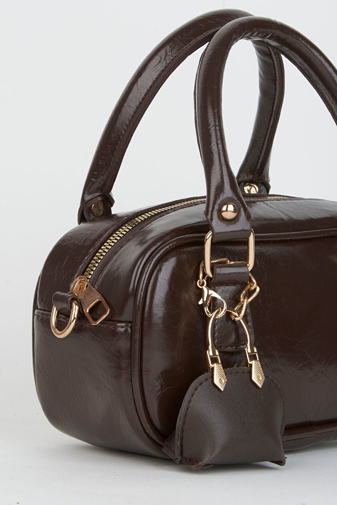 Kadın Lale Acı Kahve Çanta Charm Detaylı Rugan Deri Fermuar Kapama El Kol Ve Omuz Çantası