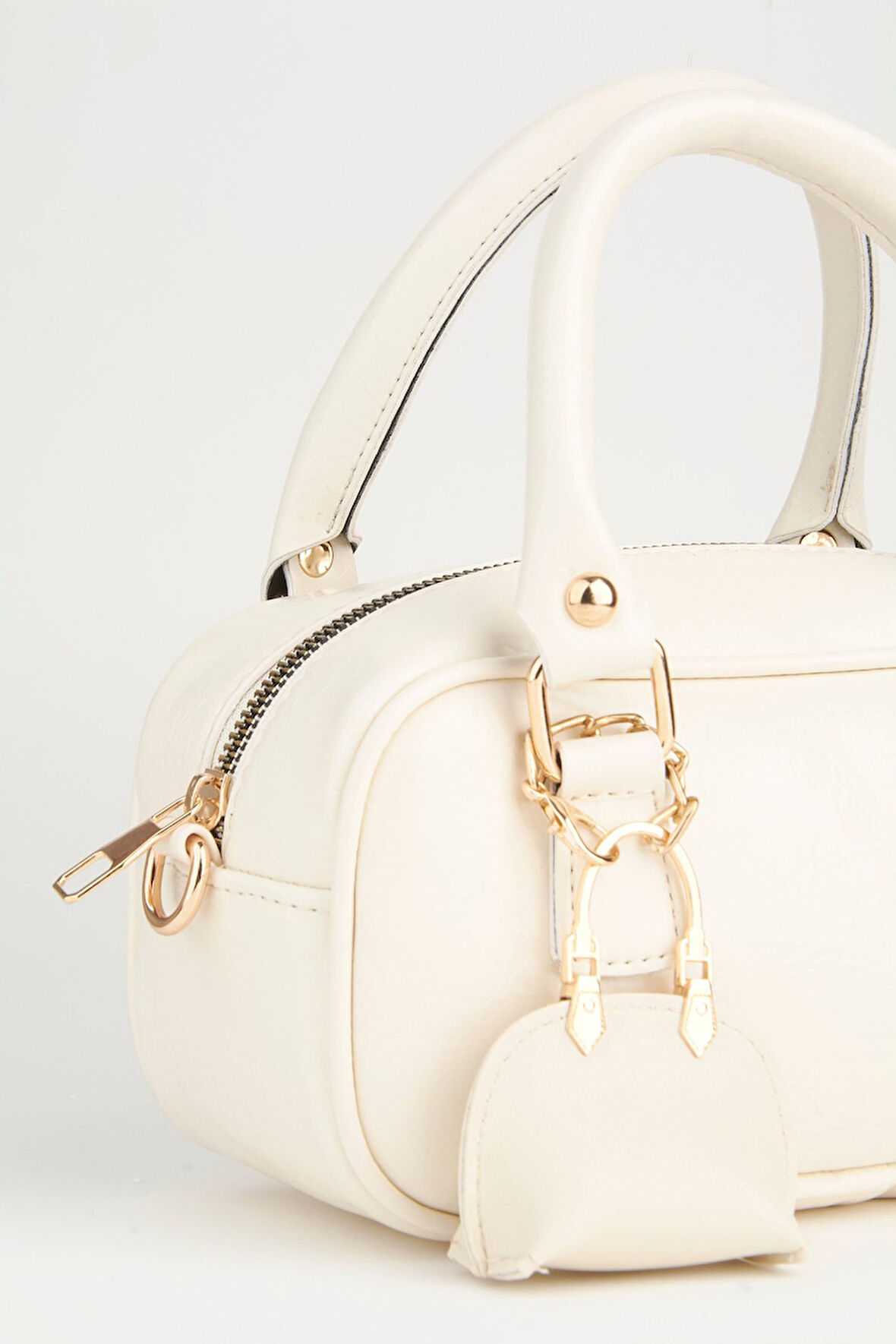 Kadın Lale Açık Krem Çanta Charm Detaylı Rugan Deri Fermuar Kapama El Kol Ve Omuz Çantası