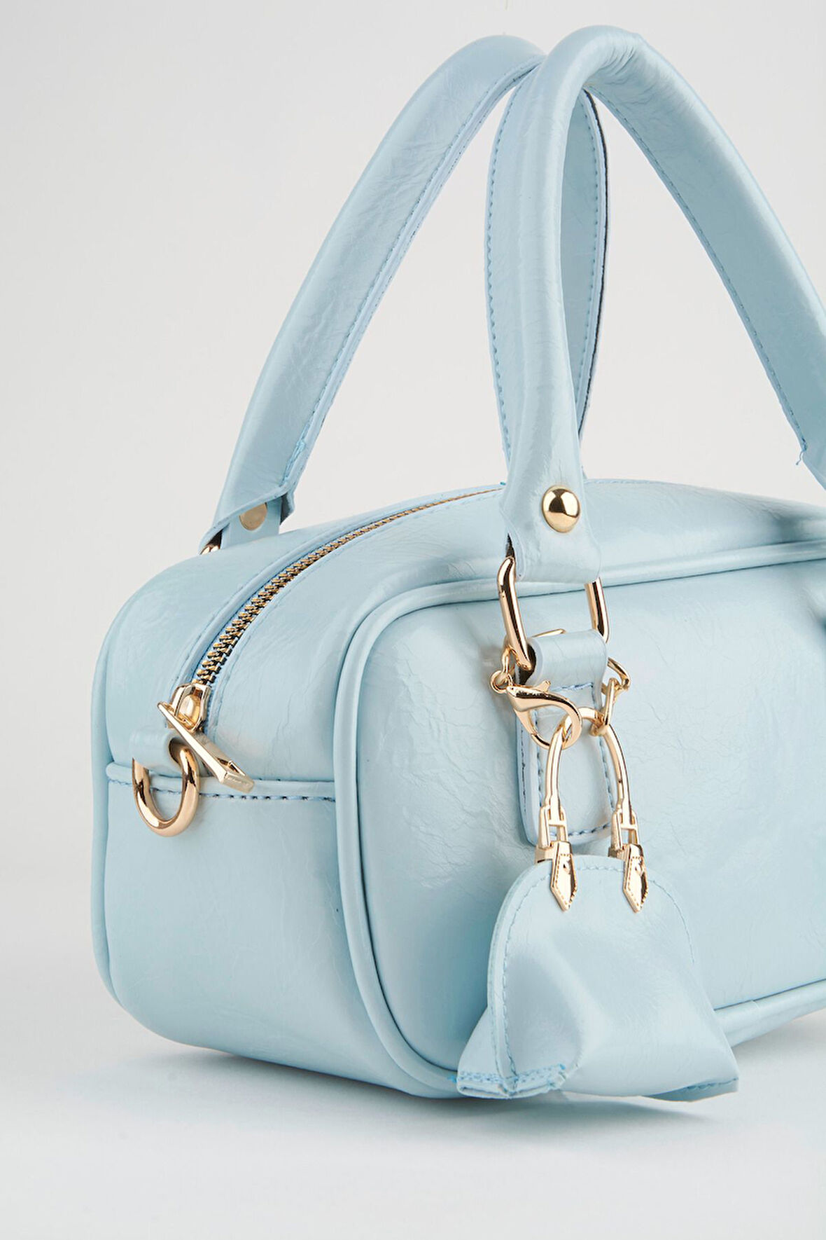 Kadın Lale Bebe Mavi Çanta Charm Detaylı Rugan Deri Fermuar Kapama El Kol Ve Omuz Çantası