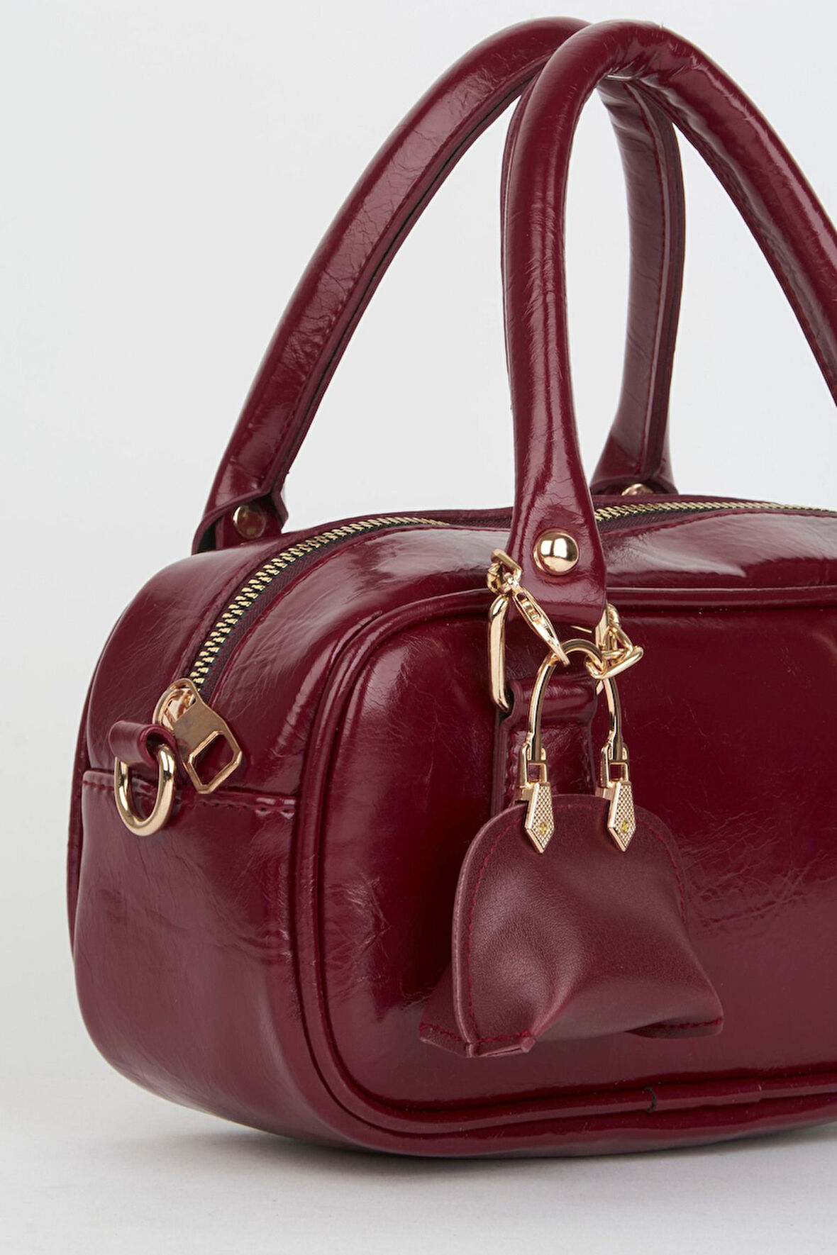 Kadın Lale Bordo Çanta Charm Detaylı Rugan Deri Fermuar Kapama El Kol Ve Omuz Çantası