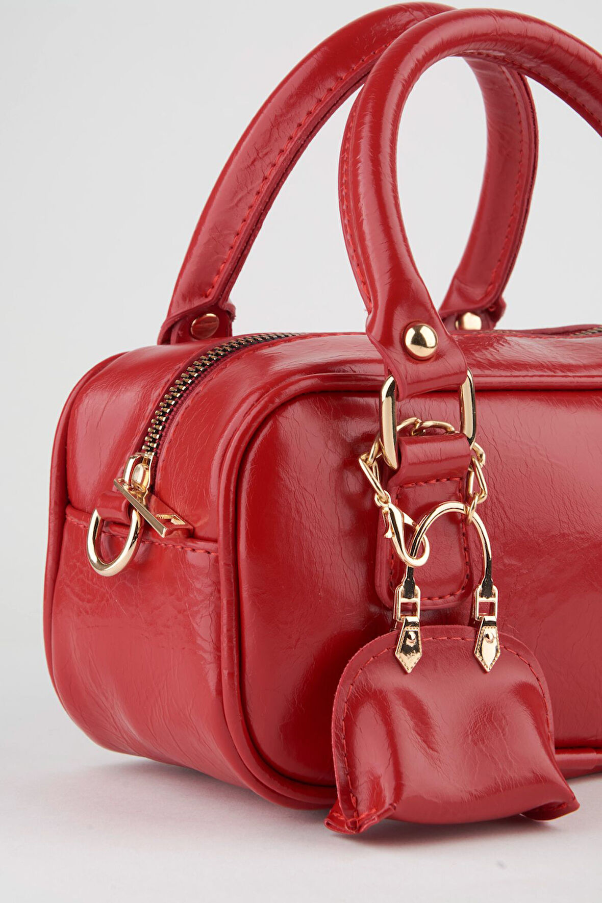 Kadın Lale Kırmızı Çanta Charm Detaylı Rugan Deri Fermuar Kapama El Kol Ve Omuz Çantası