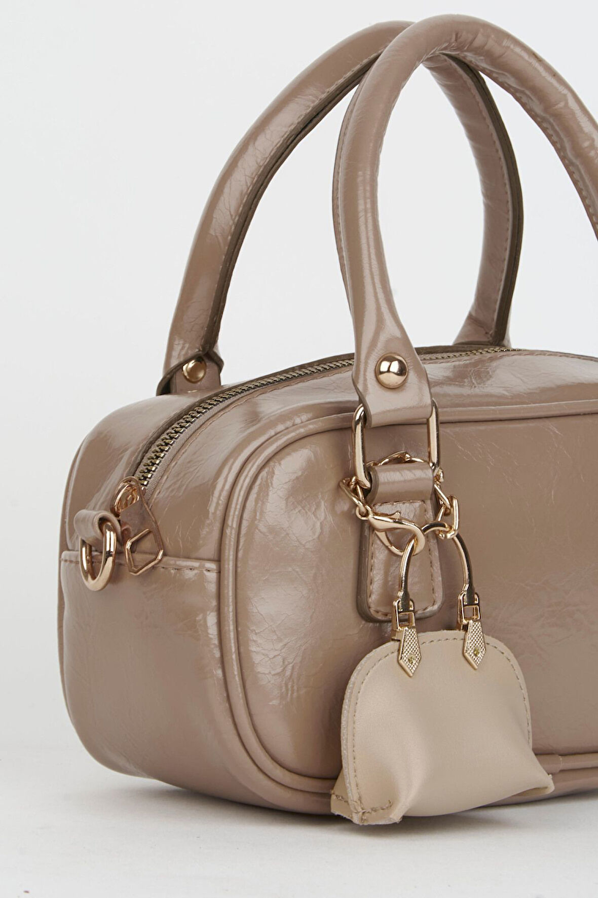 Kadın Lale Koyu Vizon Çanta Charm Detaylı Rugan Deri Fermuar Kapama El Kol Ve Omuz Çantası