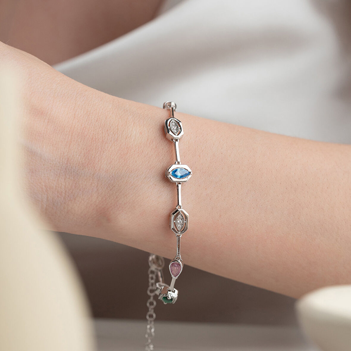 Kadın 925 Ayar Gümüş Zümrüt Taşlı Zarif Bileklik