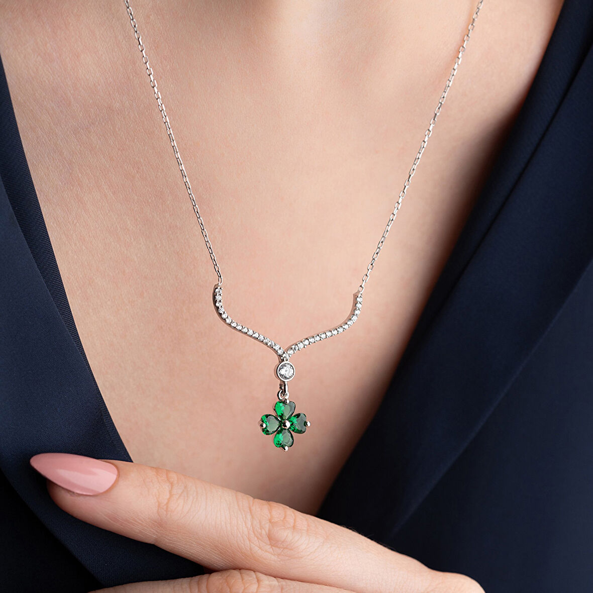 Vaoov 925 Ayar Gümüş Yeşil Taşlı Sallantılı Yonca Kolye