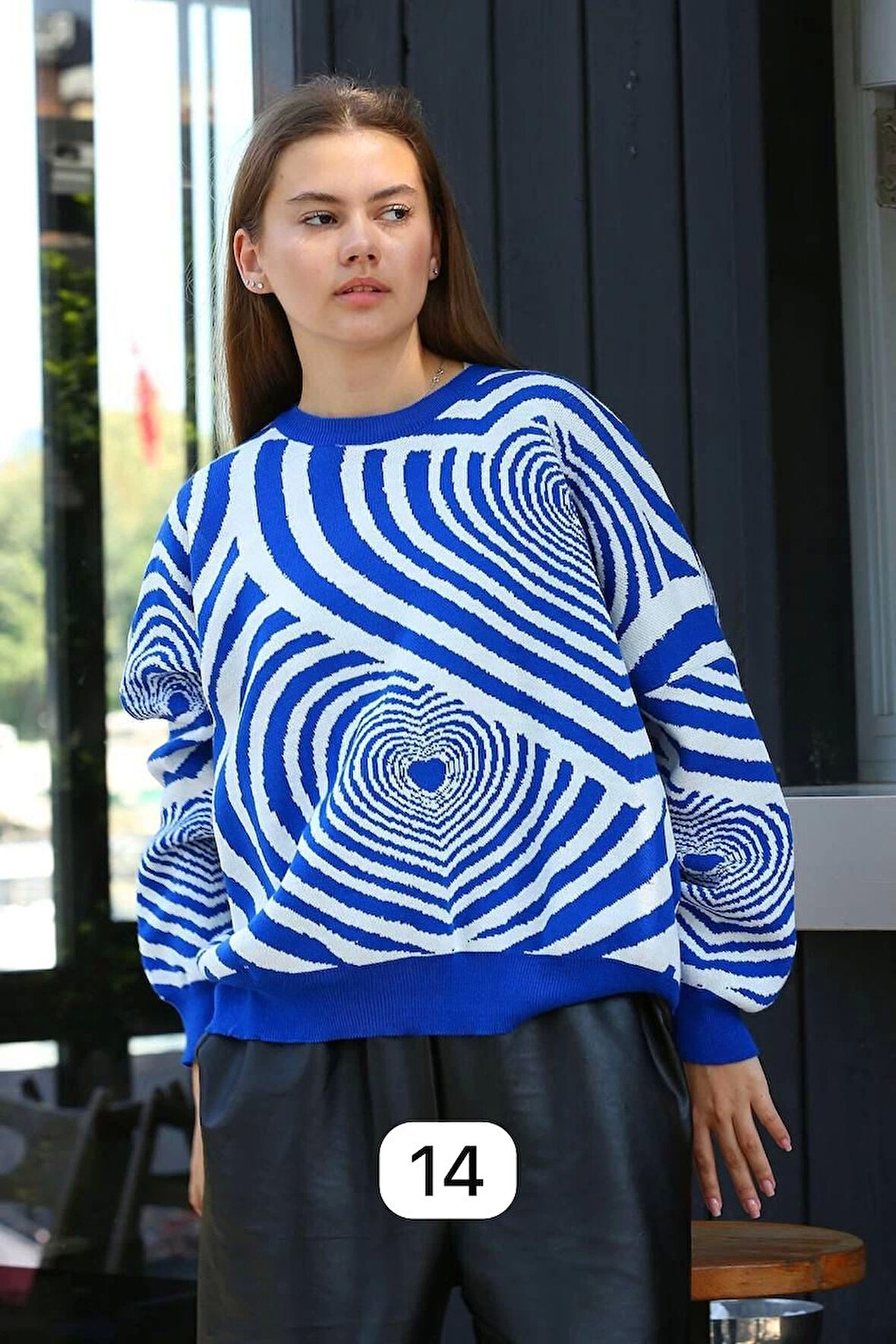 Beyaz kalp çizgili kazak saks mavisi