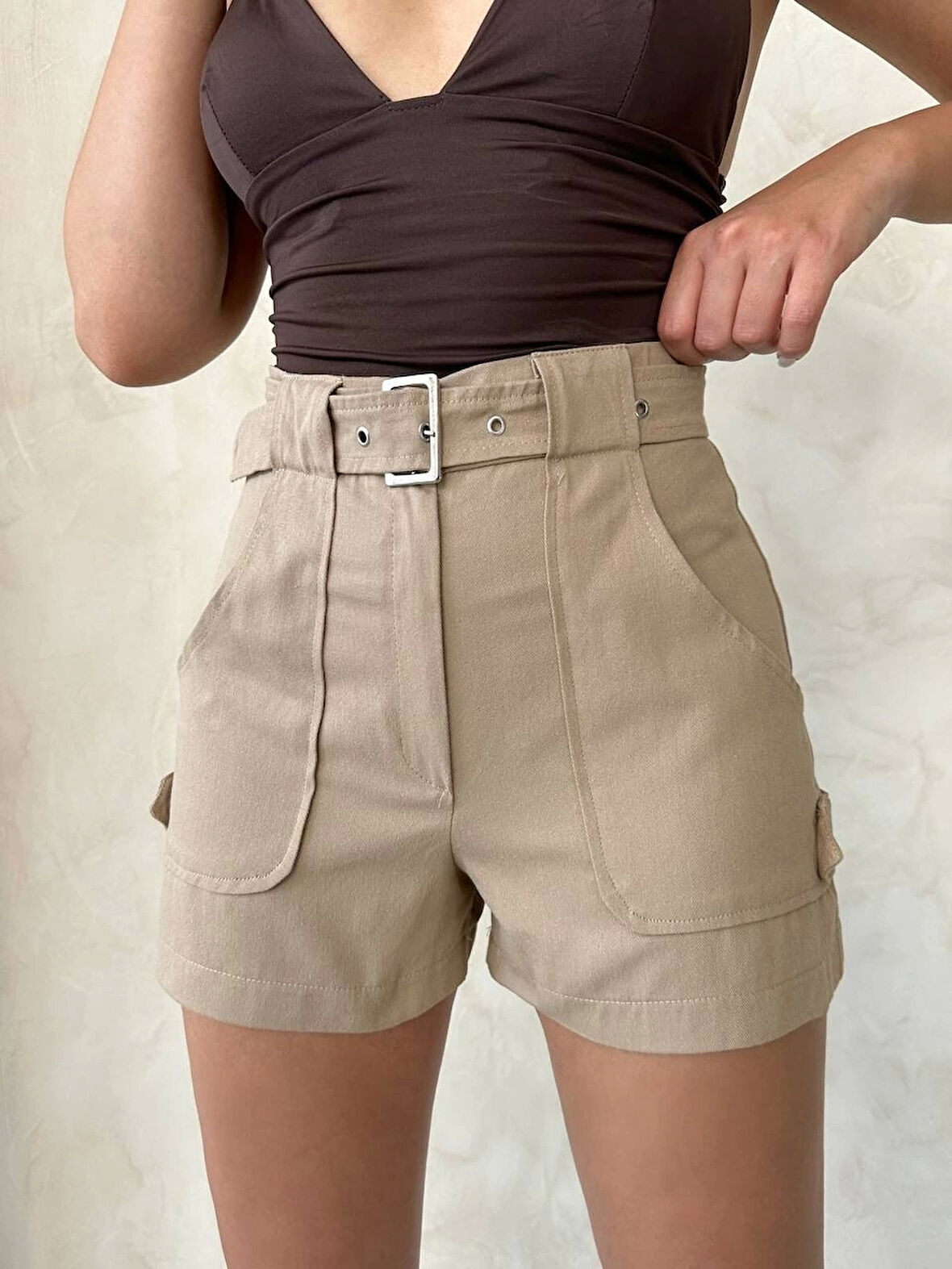Kemer detaylı gabardin şort bej s25289