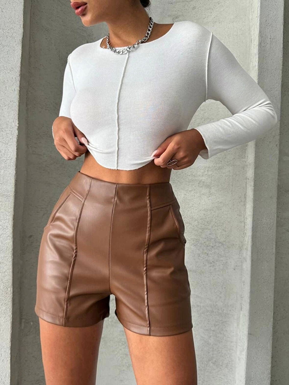 Parçalı cepli deri şort taba w26312