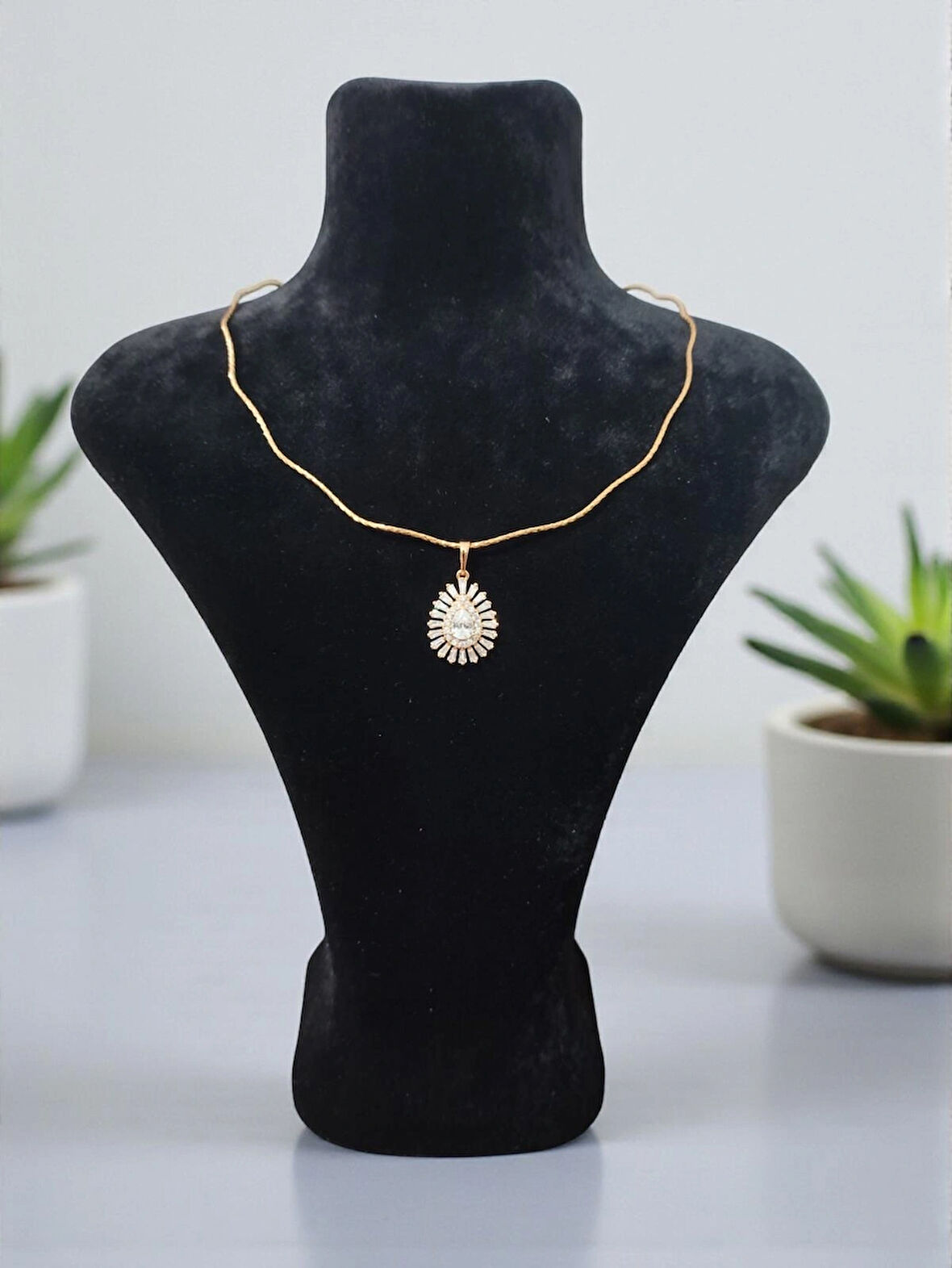 VividCharm Dalgalı Zincir ve Taşlı Damla Kolye