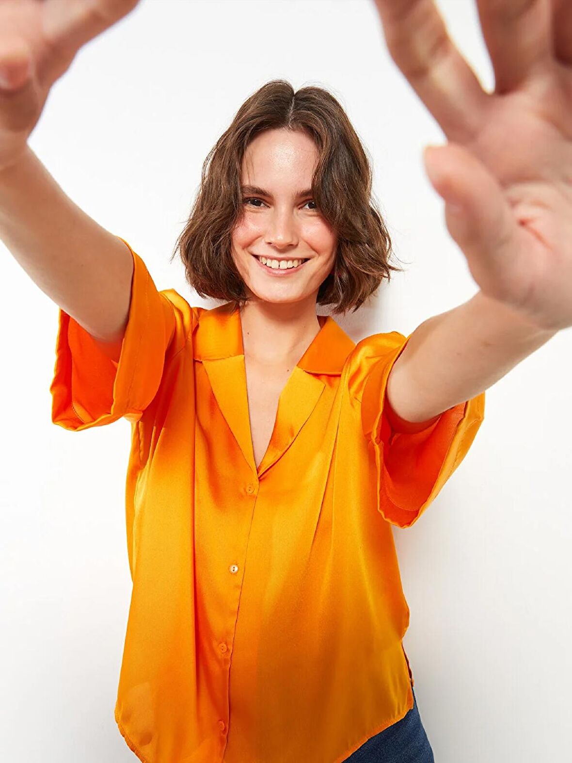 Önden Düğme Kapamalı Düz Saten Kadın Gömlek