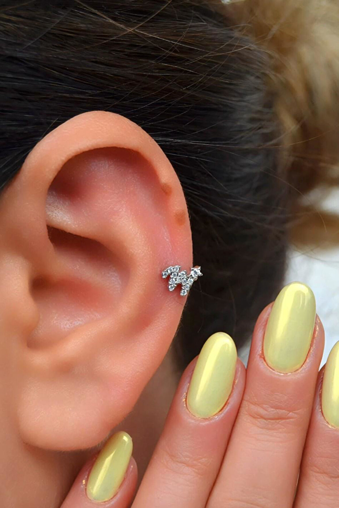 W Harfi Piercing Gümüş Renkli Harf Piercing W