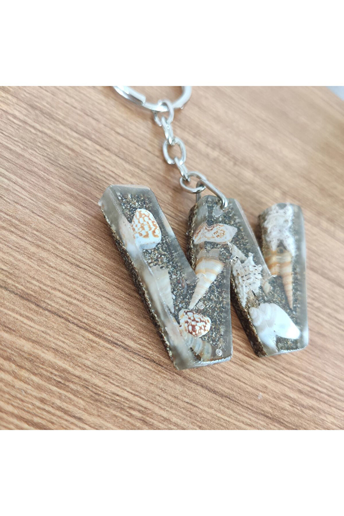 ""W- volksWagen"" HARFİ - Kıyı Esintisi Harf Anahtarlık (A–Z) – Gerçek Deniz Kabuğu, Kum ve Şeffaf 