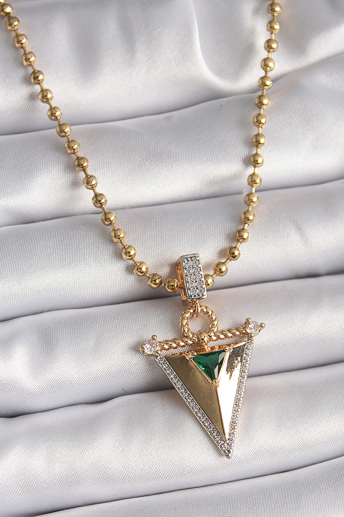 Zirkon Taşlı 3D Üçgen Uclu Topçuk Zincirli Gold Renk Kadın Kolye - BKO9482