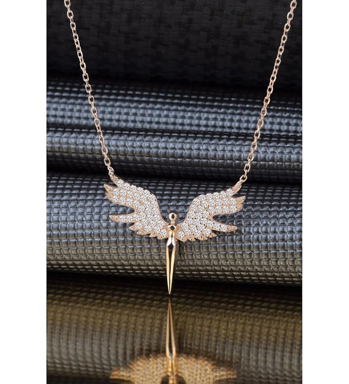 Altın Renk Mikail Meleği Kanatlı Beyaz Taşlı Zirkon Kolye - 1077