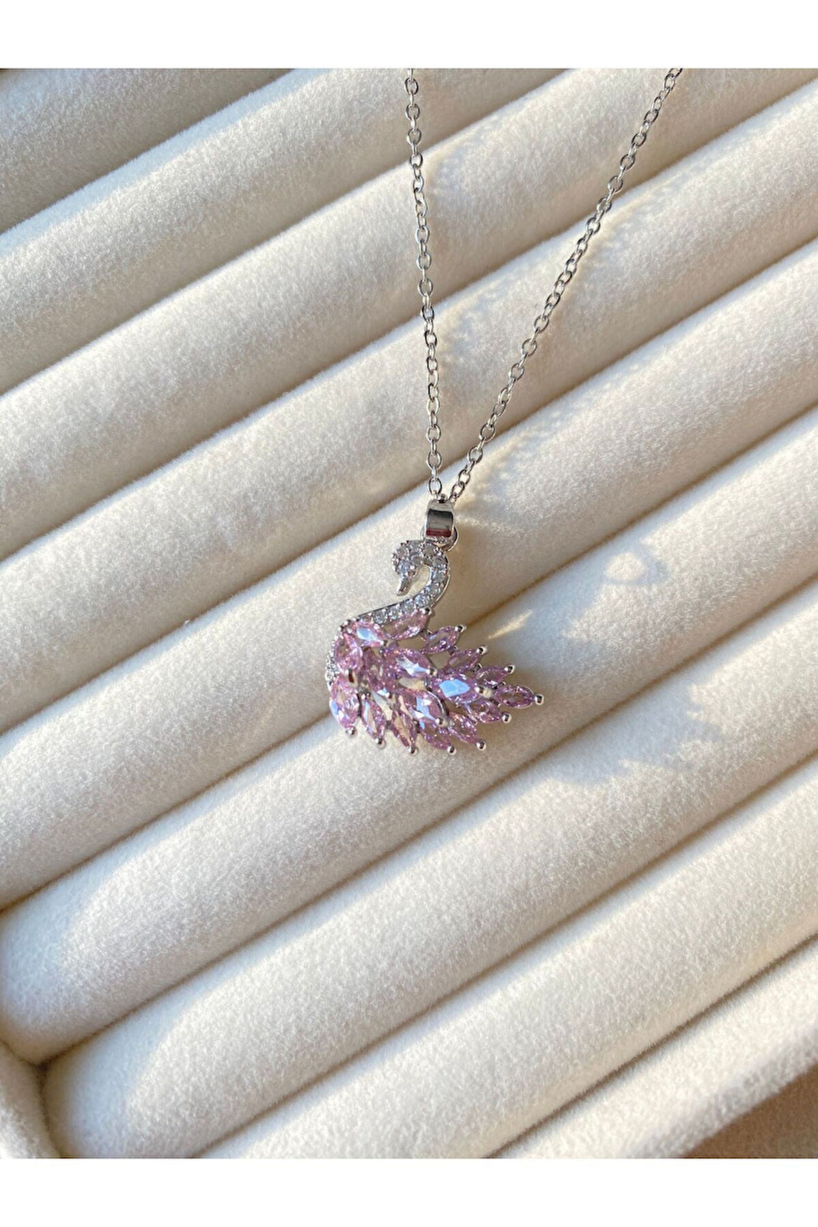 Gümüş Renk Kuğu Detaylı Minimal Zirkon Taşlı Zincir Paslanmaz Çelik Kolye - 3394