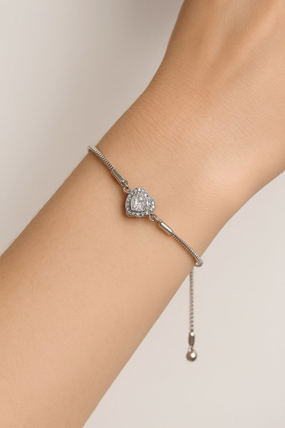 Gümüş Renk Kalpli Asansörlü Perry Çelik Bileklik - 3406