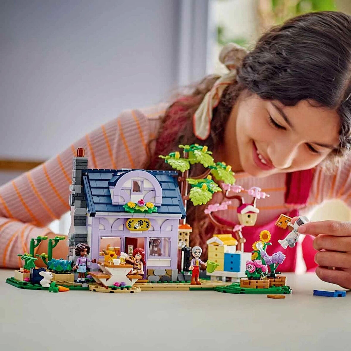 LEGO Friends Arıcıların Evi ve Çiçek Bahçesi 42669