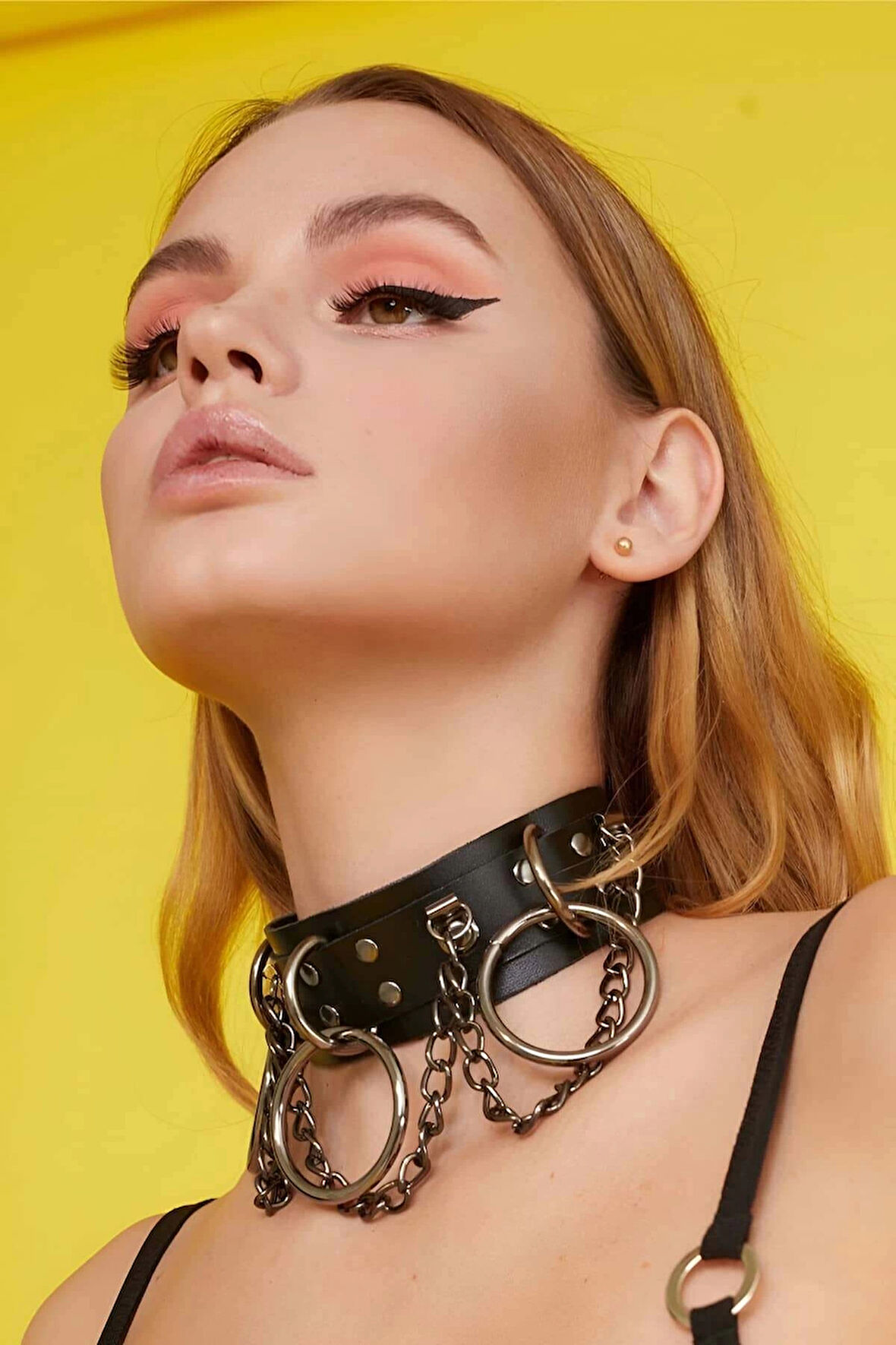 Halka Ve Zincir Detaylı Geniş Şerit Deri Choker