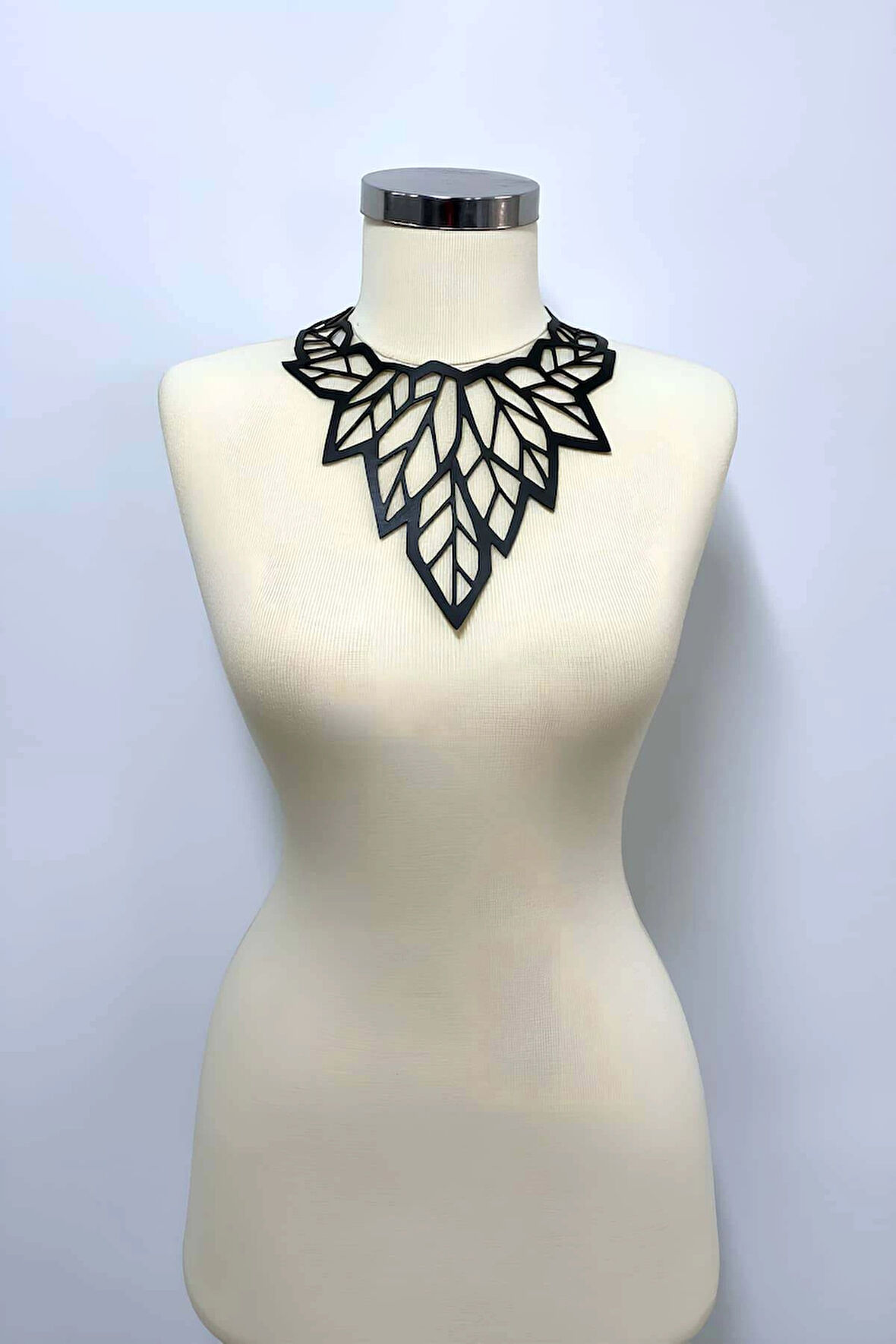 Lazer Kesim Yaprak Desenli Deri Choker, Deri Kolye