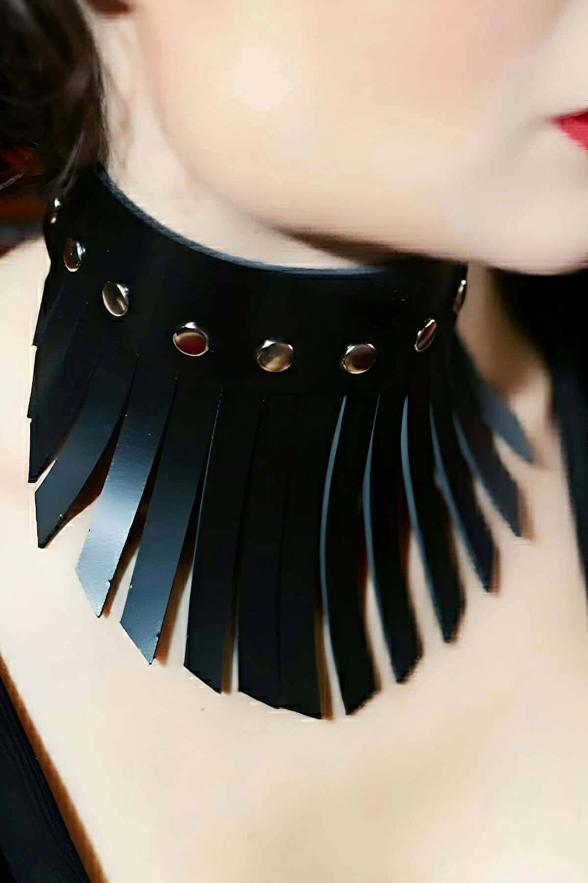 Püsküllü Şık Deri Choker Tasma