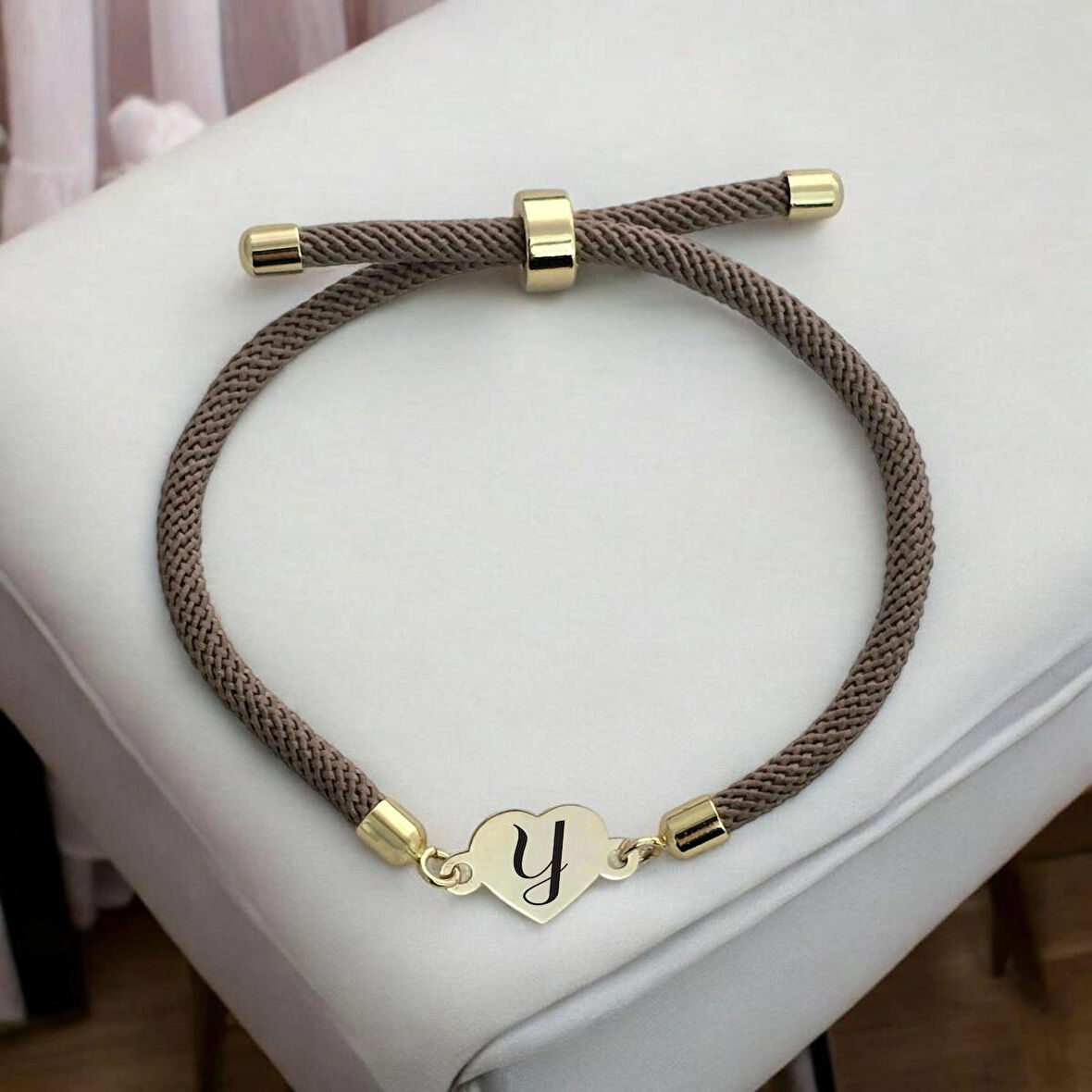 Romantik Kalp Figürlü ve Kahverengi Örgülü 14 Ayar Altın Plakalı Y Harfli Bileklik