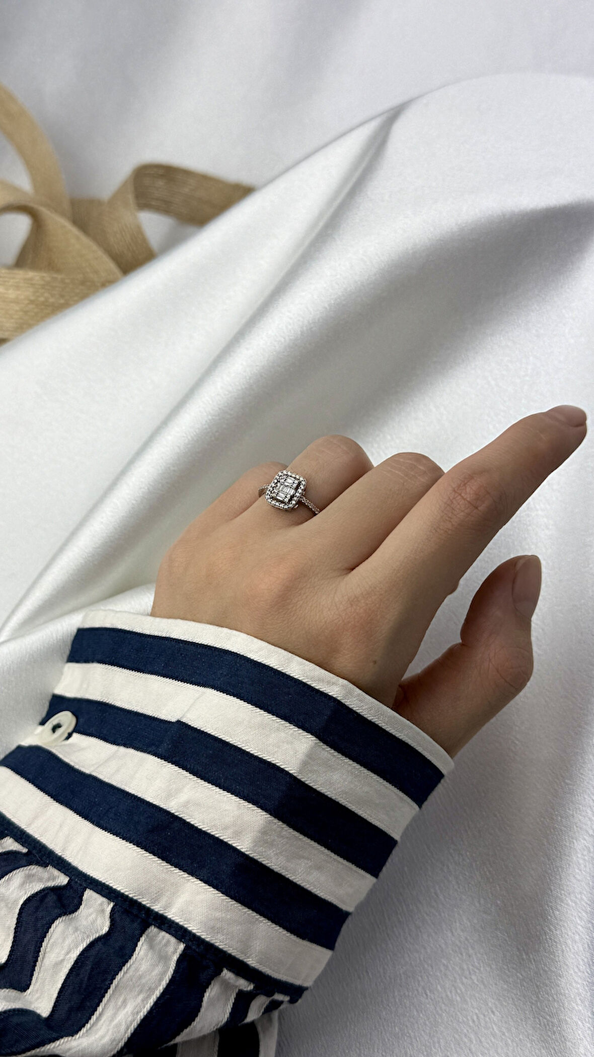 Zirkon Taşlı Baget Kesim Beyaz Altın Yüzük