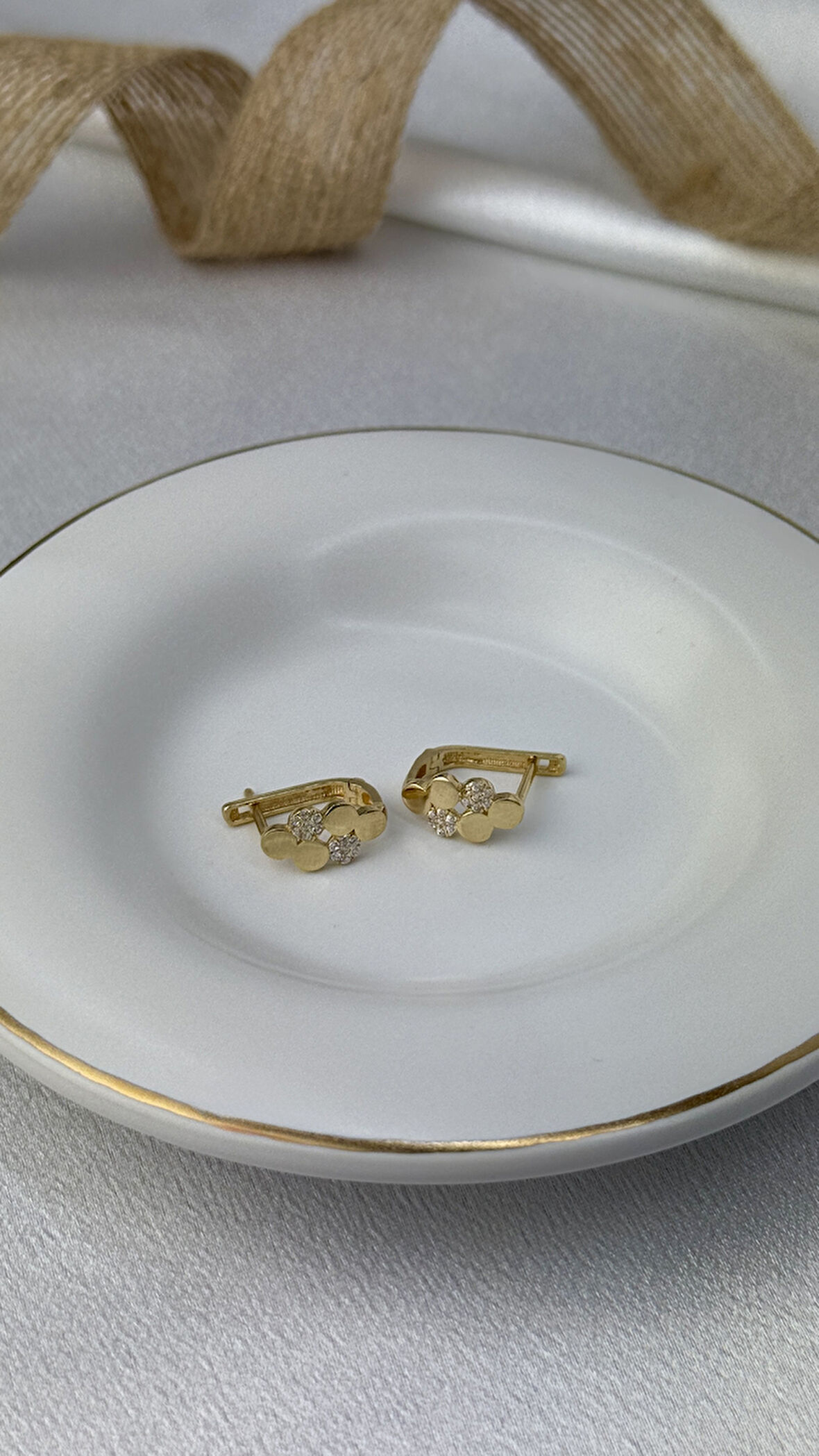 Taşlı Motifli Altın Küpe