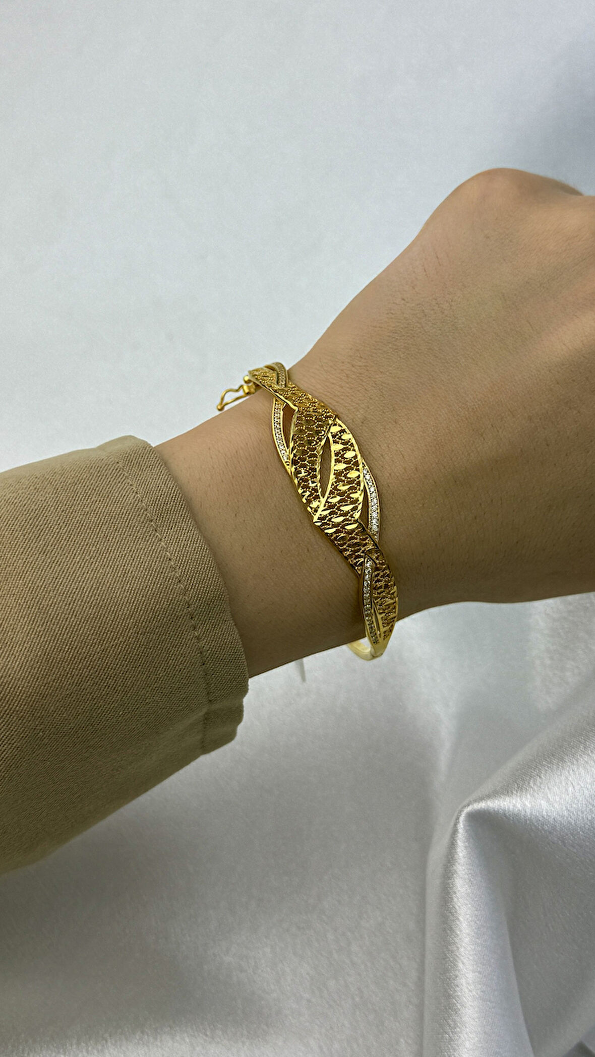 Zirkon Taşlı Kıvrımlı Altın Kelepçe Bilezik