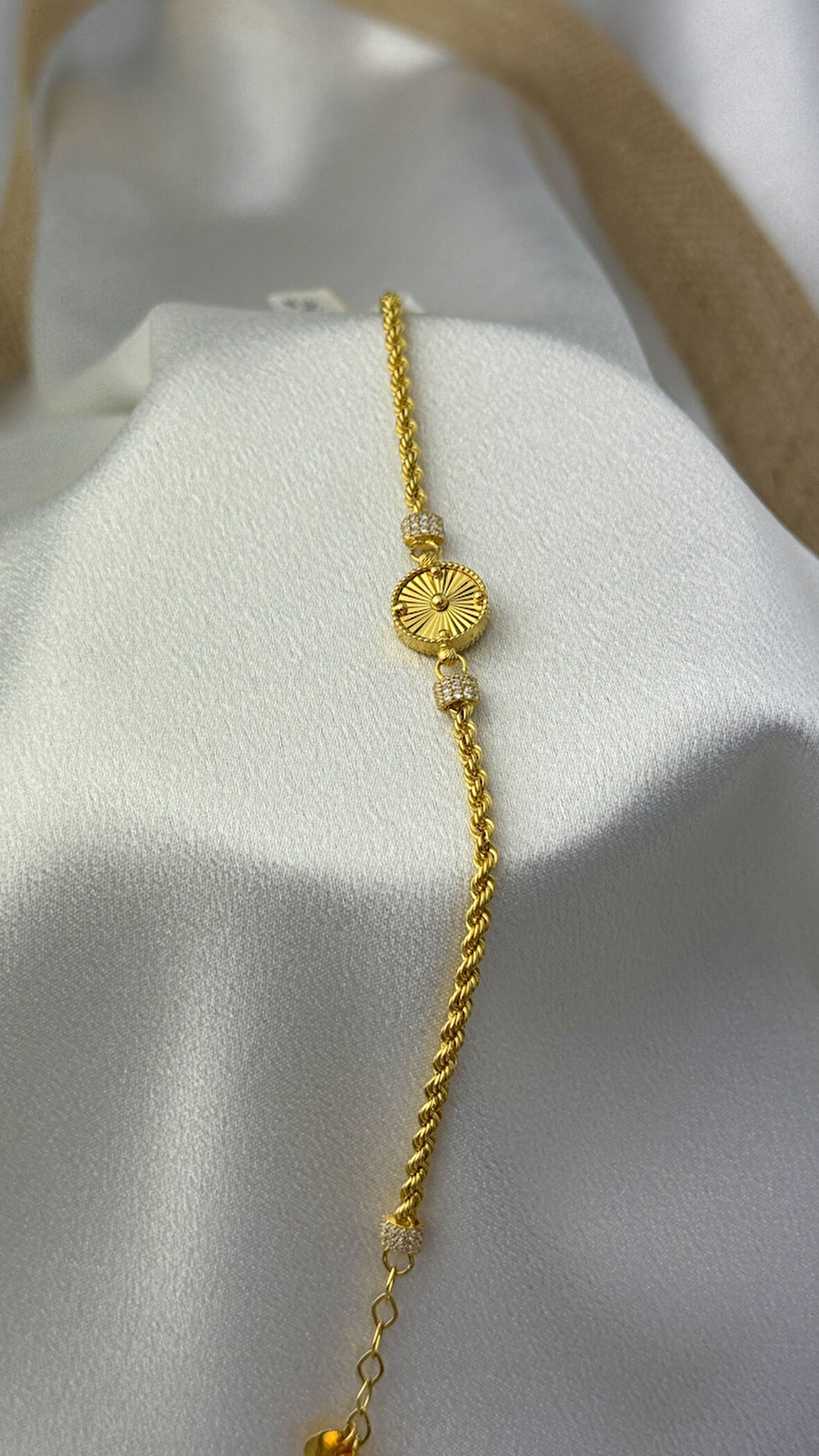 Gösterişli Zirkon Taşlı Figürlü Altın Bileklik