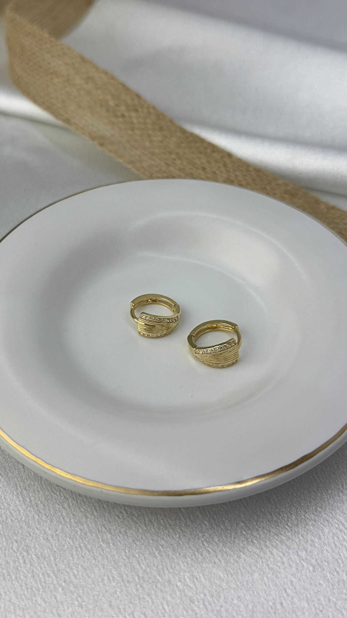 Taşlı Halka Tasarım Altın Küpe