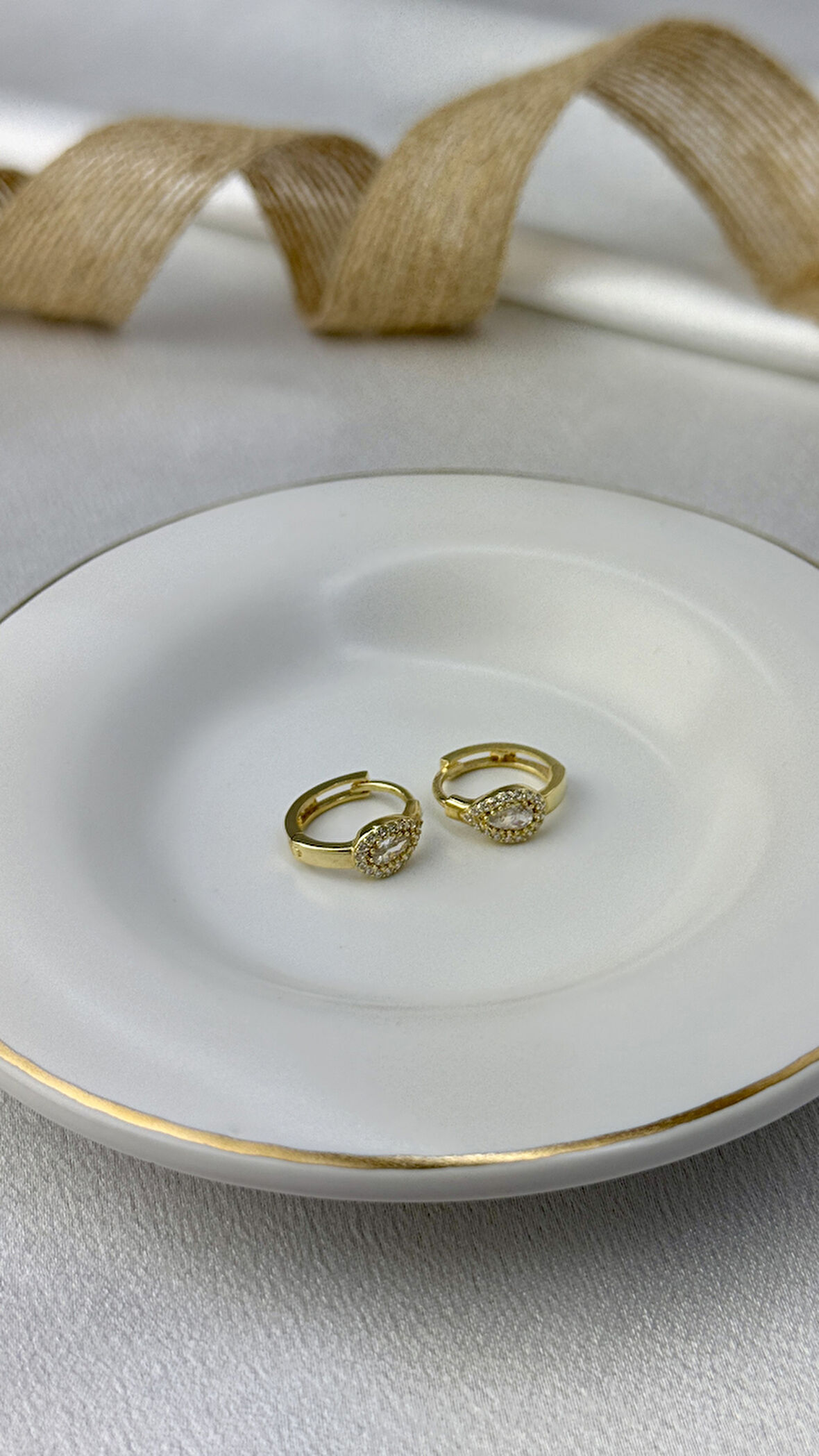 Taşlı Damla Model Altın Küpe