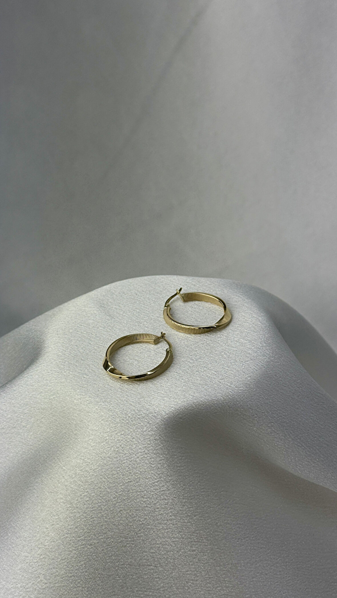 Çizgili Kıvrımlı Halka Altın Küpe