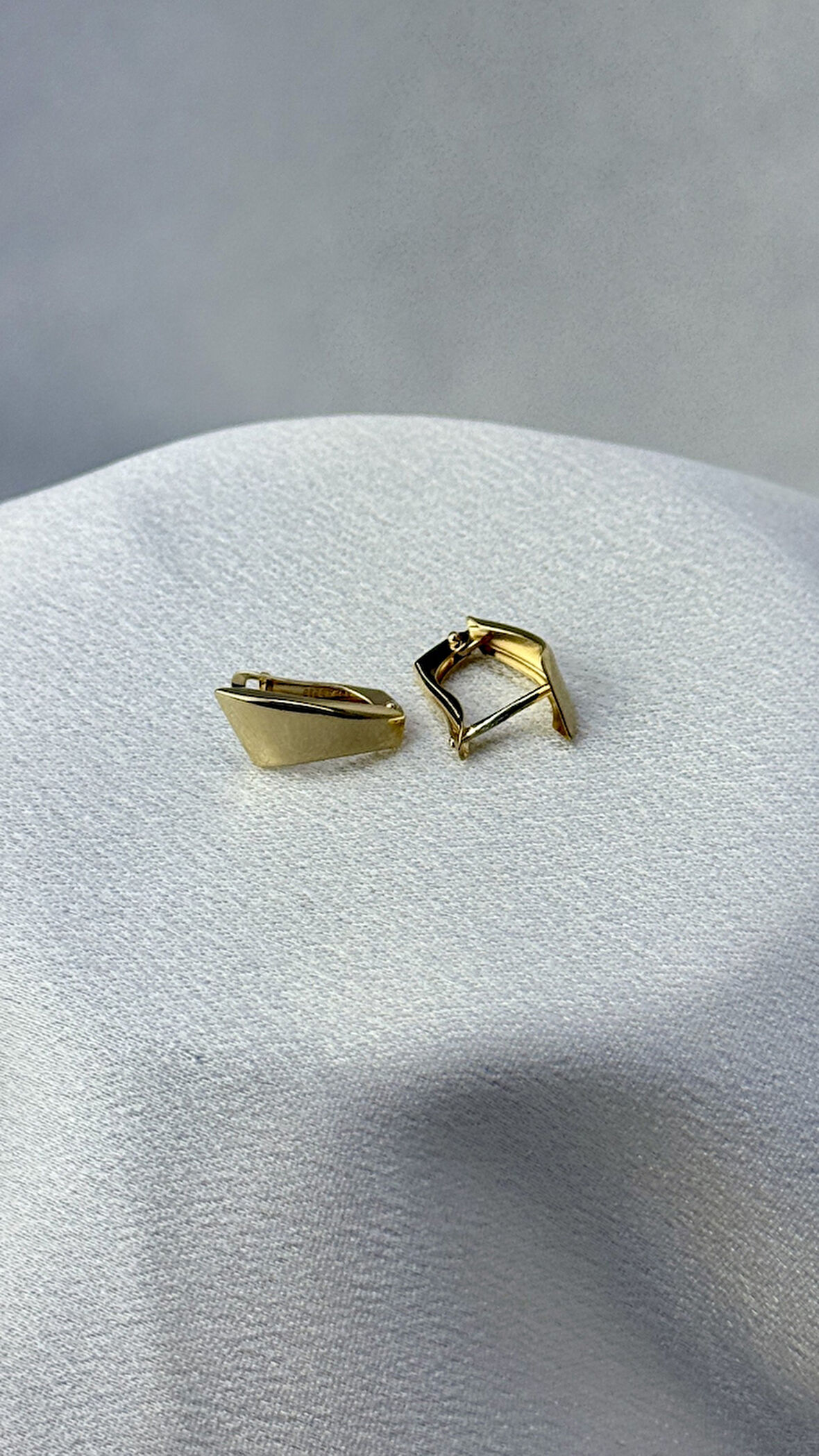 Kalın J Model Altın Küpe