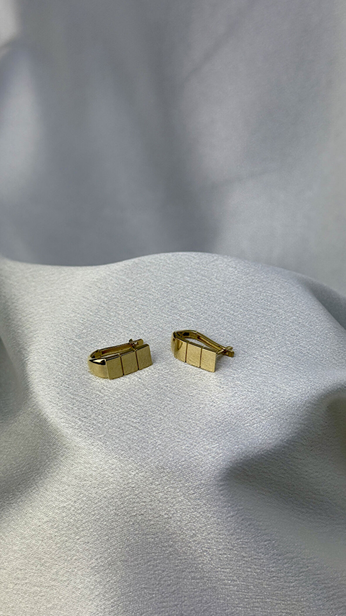 Aynalı J Model Altın Küpe