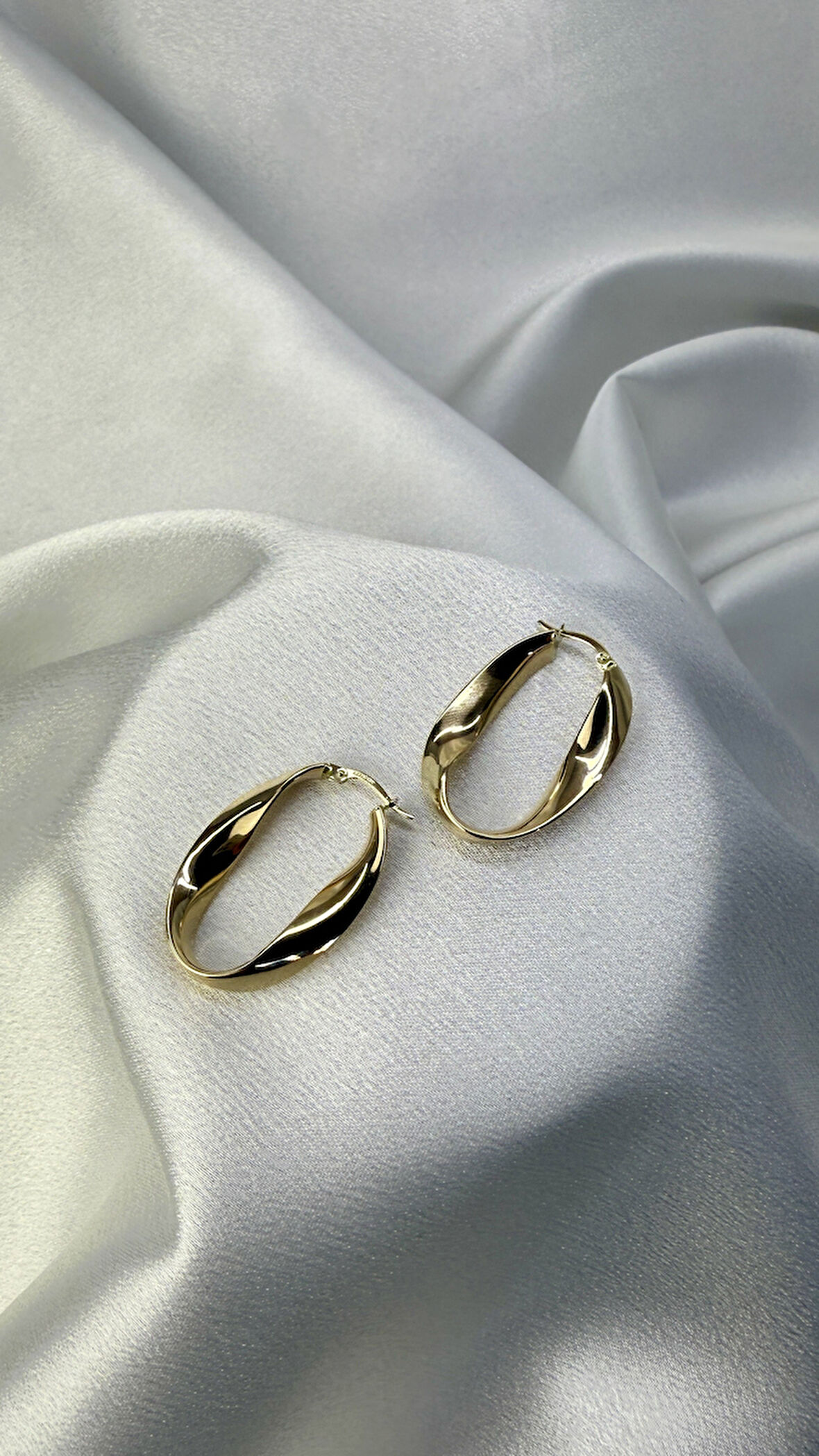 Kıvrımlı Bombeli Altın Küpe