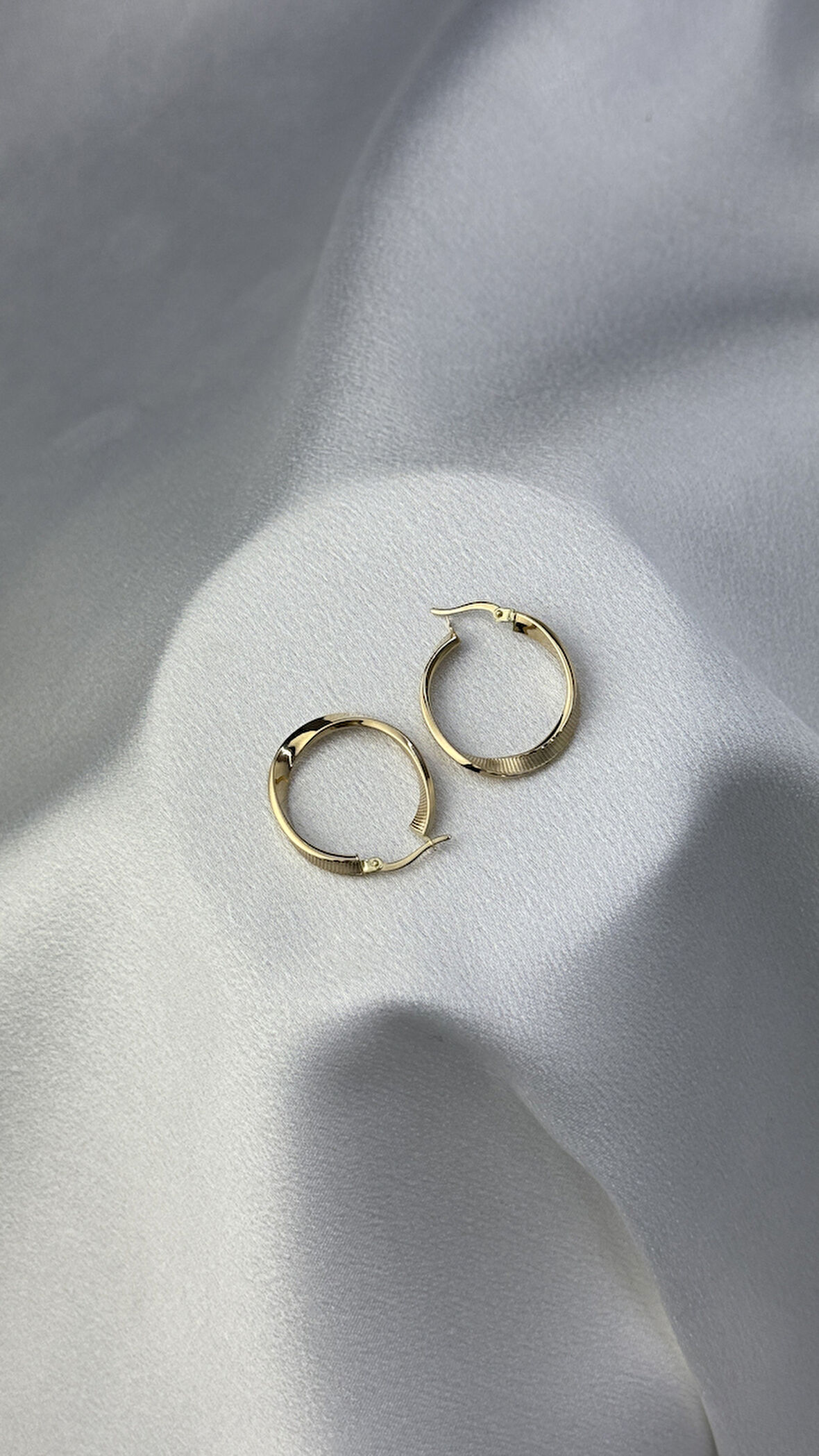 Yassı Kıvrımlı Altın Halka Küpe