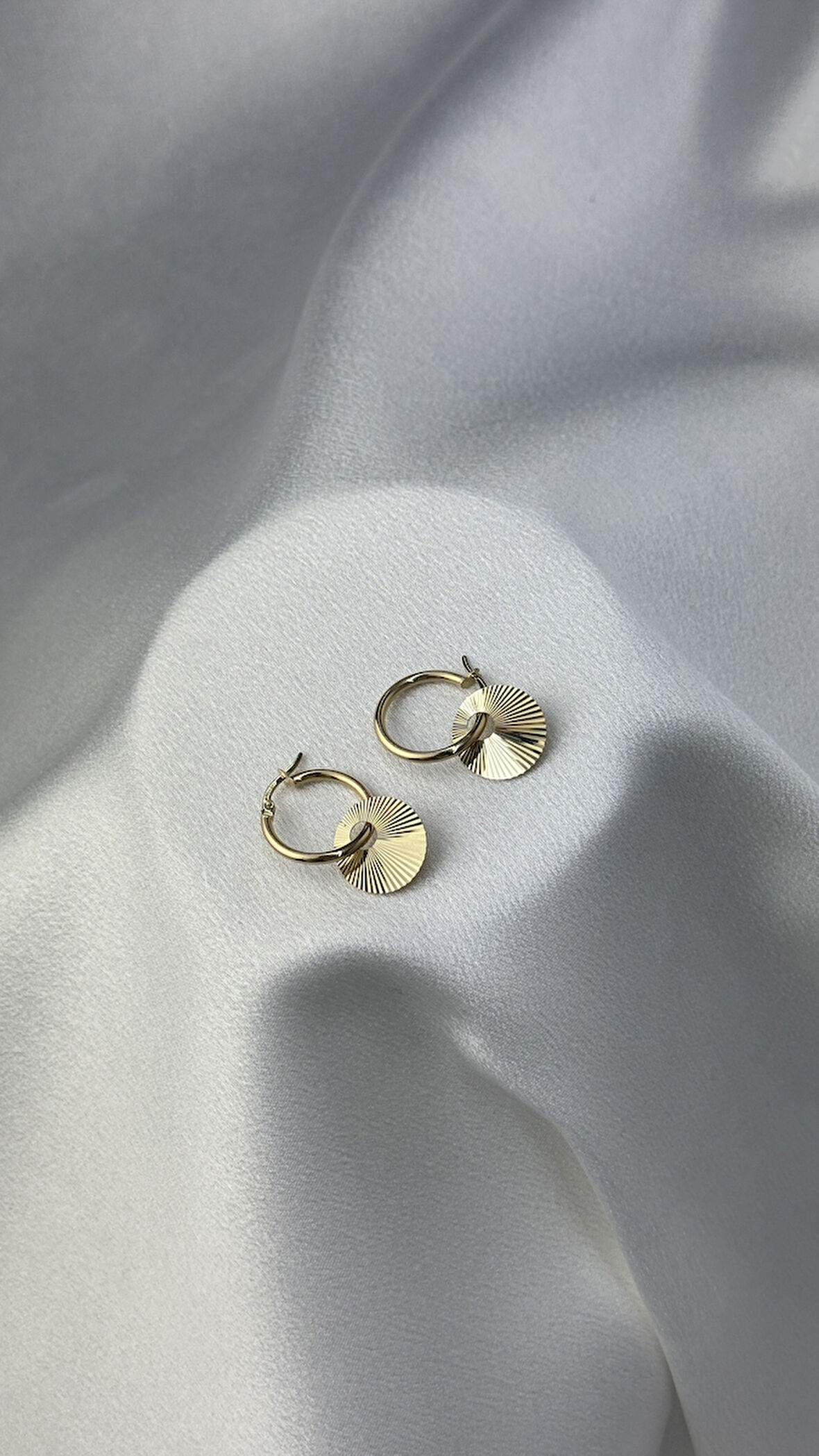 Sallantılı Ayna Figürlü Halka Altın Küpe