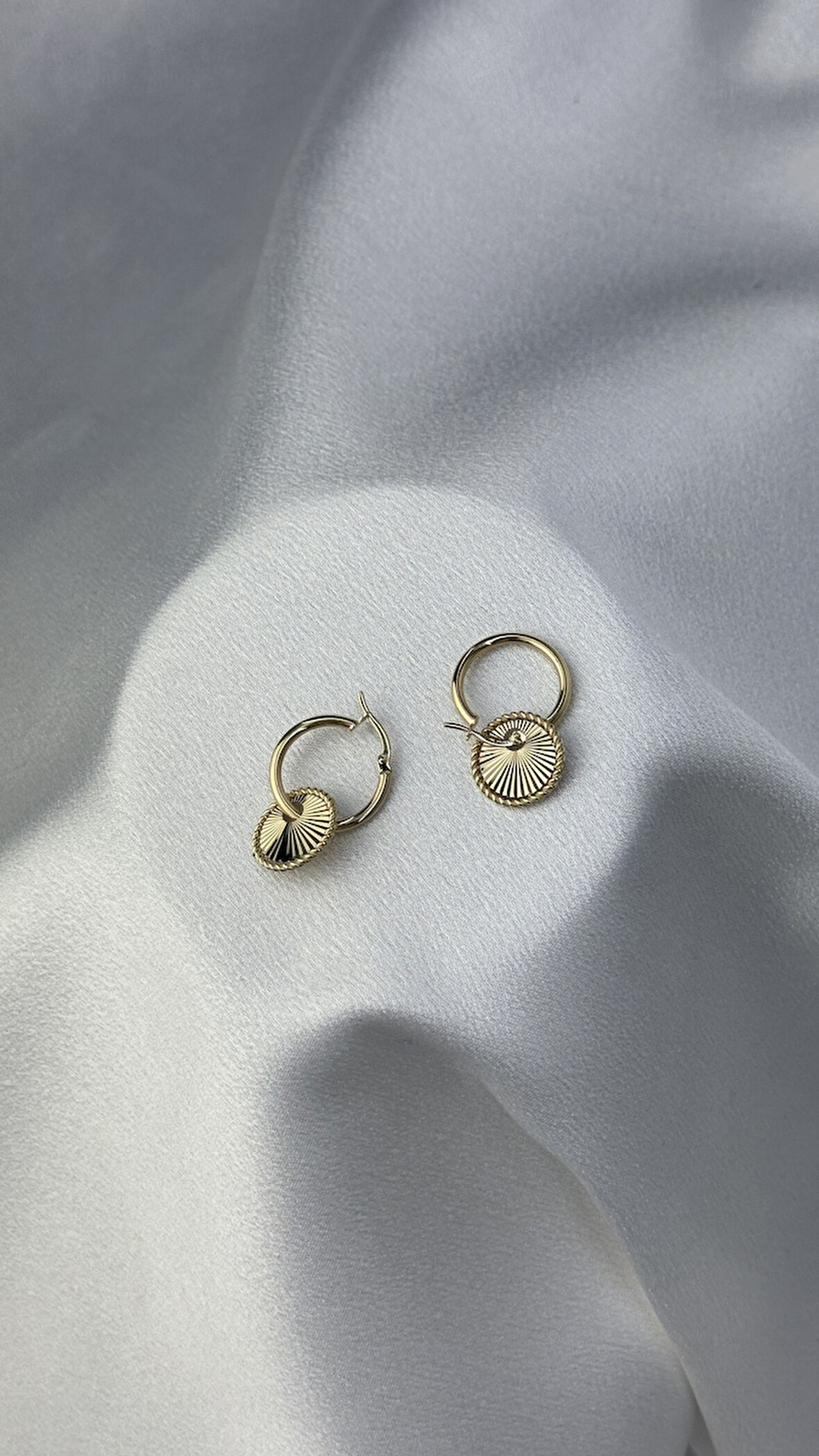 Sallantılı Ayna Figürlü Halka Altın Küpe