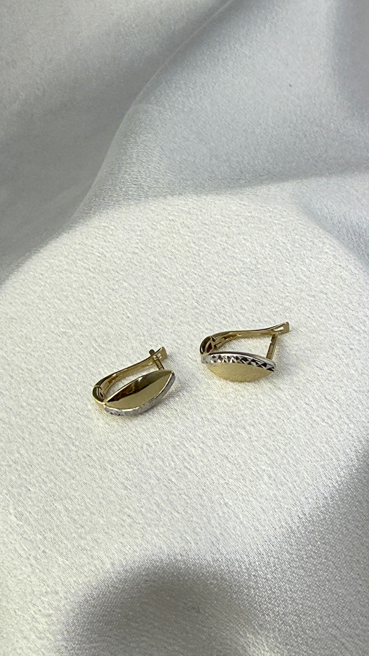 Işıltılı J Model Altın Küpe