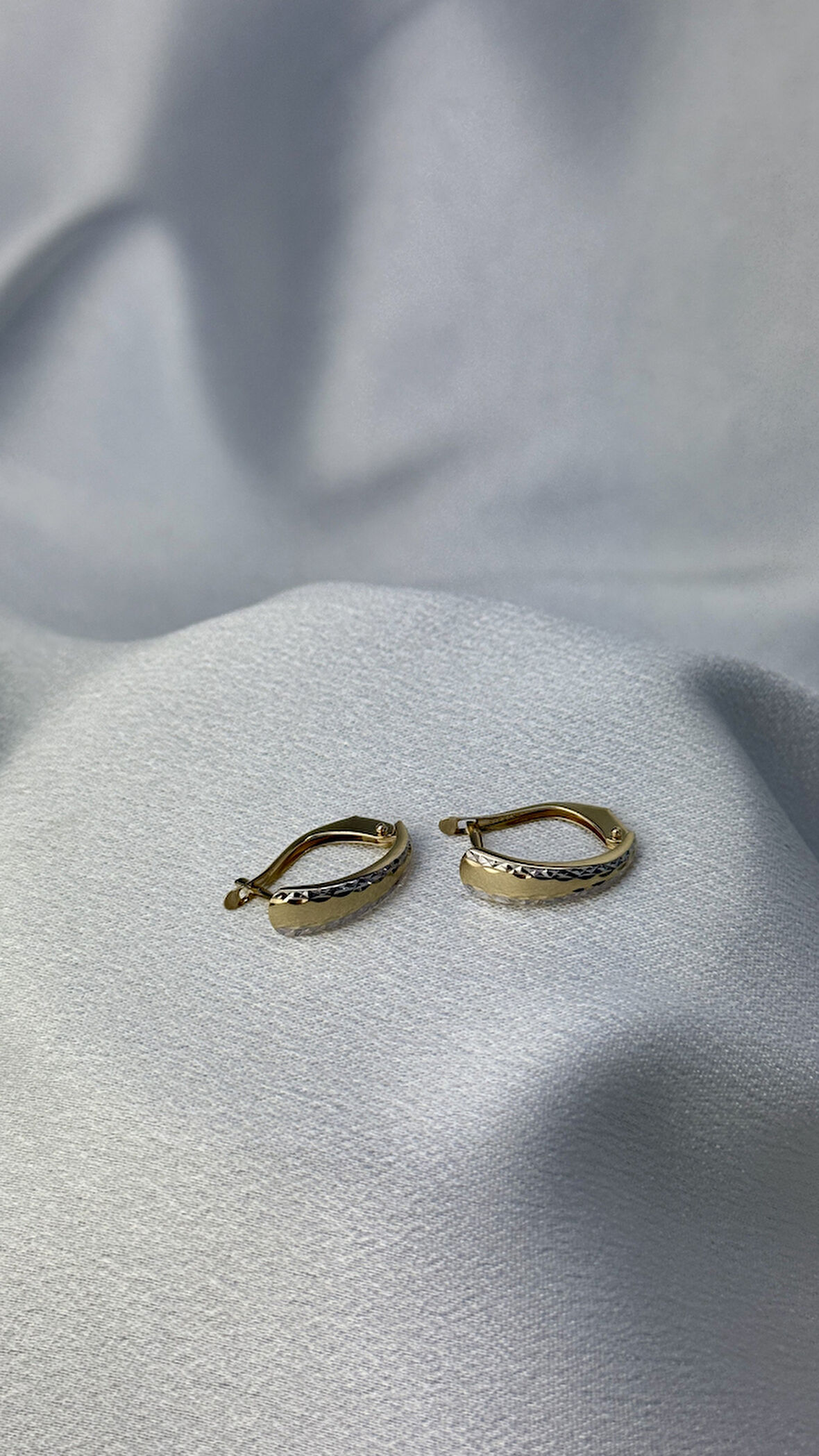 Işıltılı J Model Altın Küpe