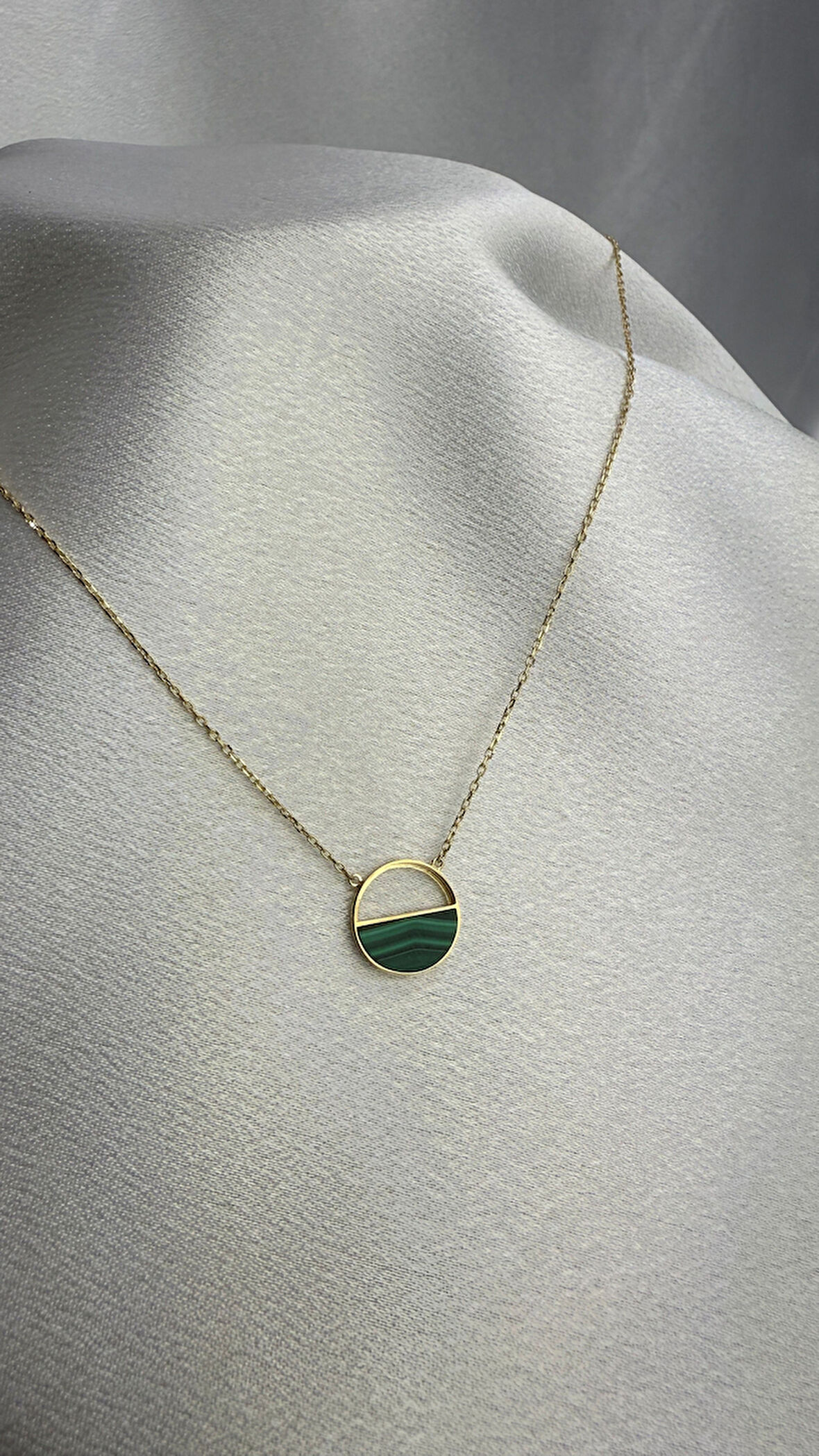 Okyanus Figürlü Altın Kolye