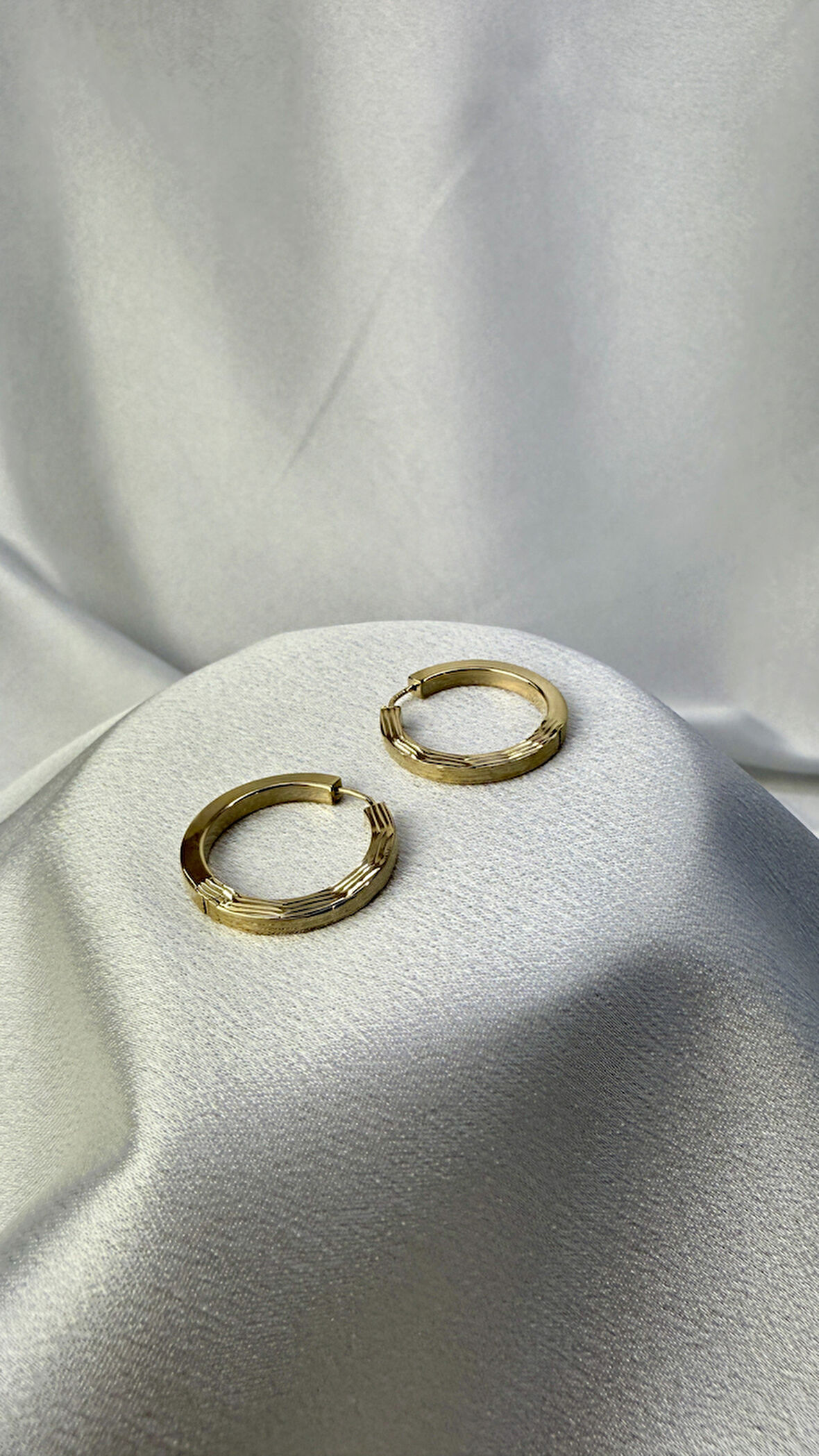 Kalın Gösterişli Çizgili Altın Küpe