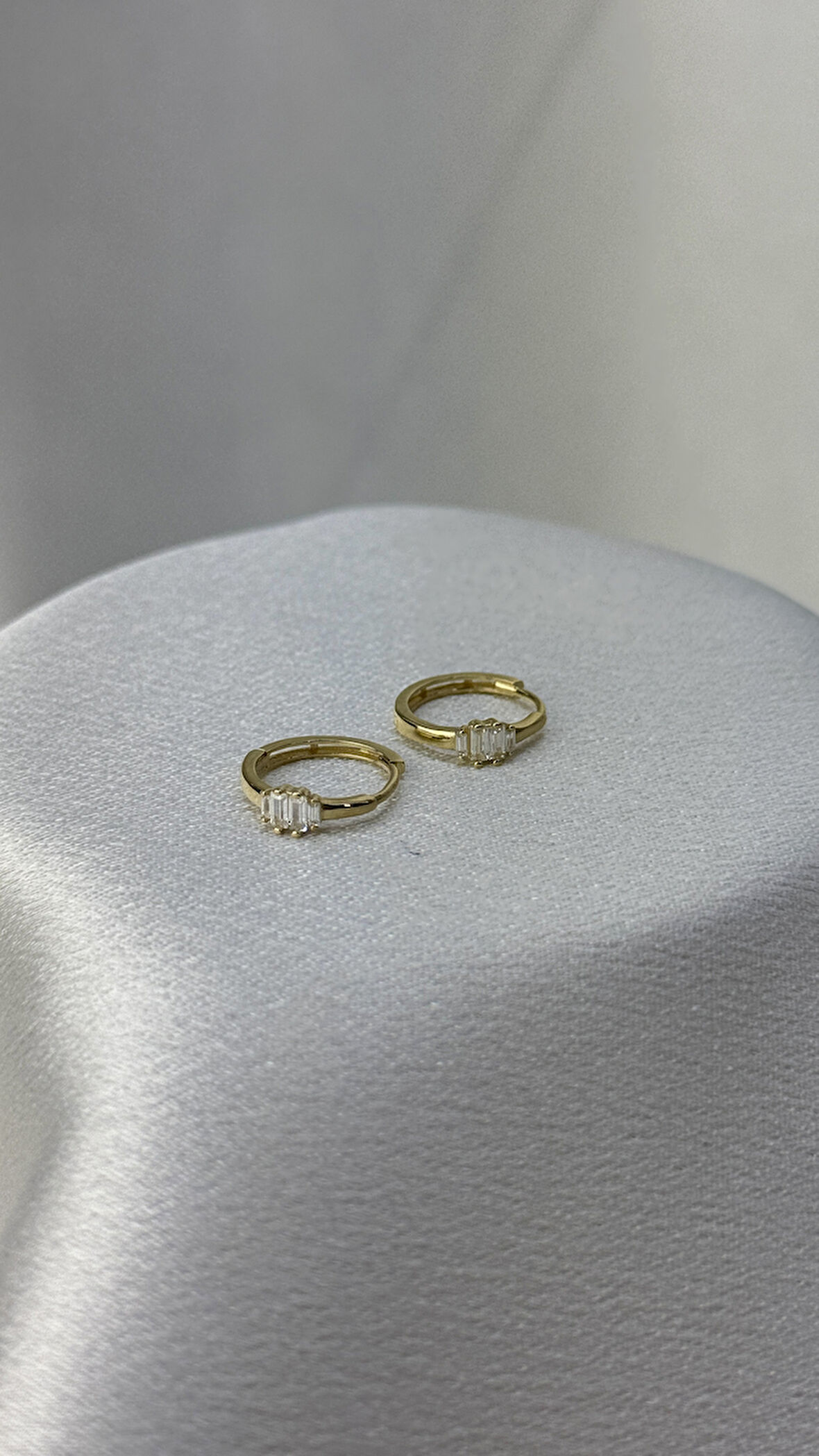 Tek Taş Halka Altın Küpe