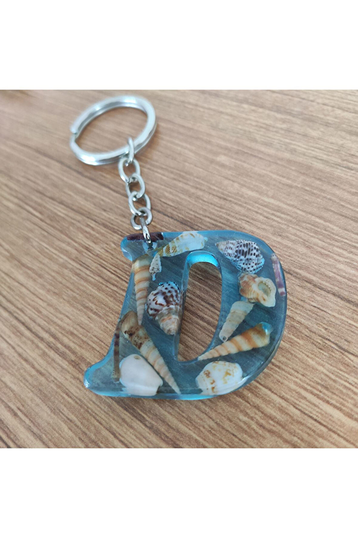 "D" HARFİ - Açık Mavi Deniz Epoksi Harf Anahtarlık – Gerçek Deniz Kabuğu, El Yapımı, Benzersiz