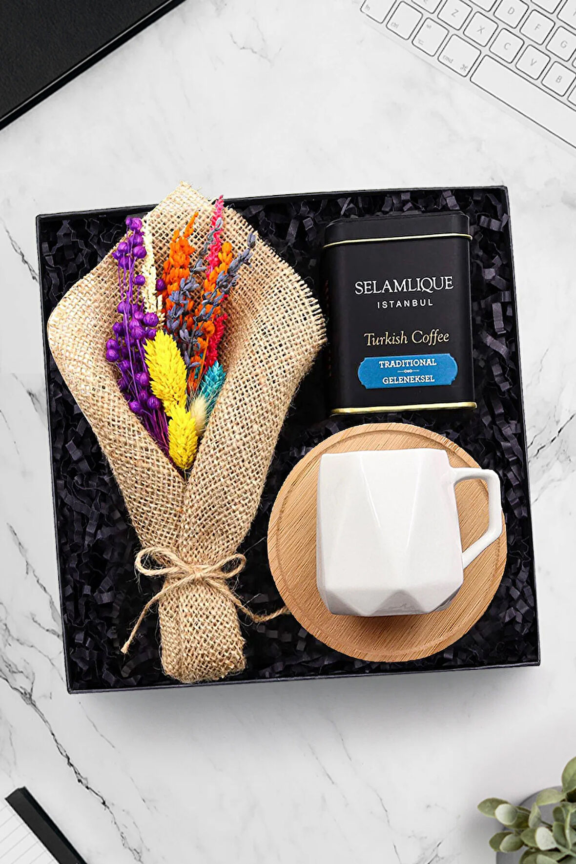 Beyaz Geometrik Porselen Fincan & 125g Selamlıque Türk Kahvesi & El Yapımı Buket Çiçek Hediye Seti