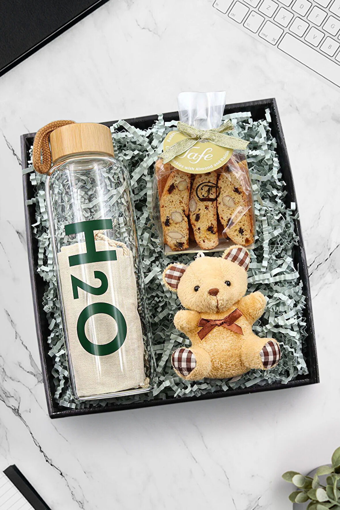 Bambu Kapaklı 600 ml Cam Matara & Ayıcık Anahtarlık & Bademli Kurabiye Hediye Seti