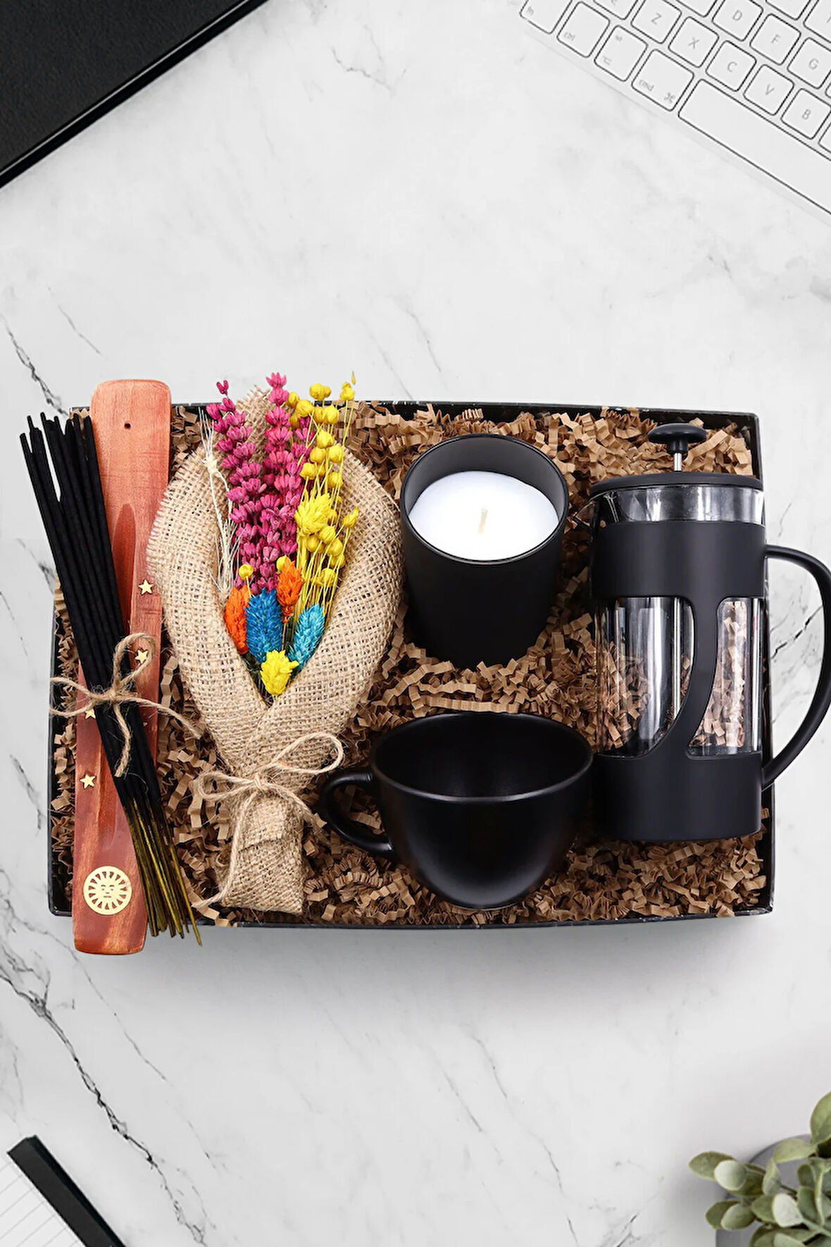 Siyah French Press & Siyah Kupa & Bardak Mum & Çubuk Tütsü & Kurutulmuş Çiçek Buketi Hediye Seti