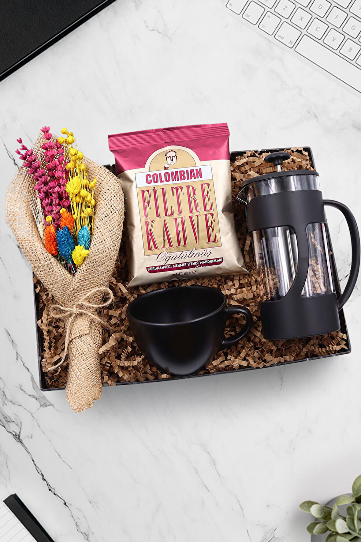 Siyah French Press & Siyah Kupa & Colombian Taze Filtre Kahve & El Yapımı Buket Çiçek Hediye Seti